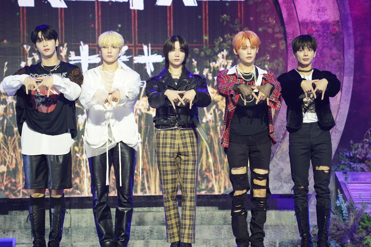 メディアショーケースを行った、TOMORROW X TOGETHER。左からSOOBIN、HUENINGKAI、BEOMGYU、YEONJUN、TAEHYUN（撮影・佐藤勝亮）
