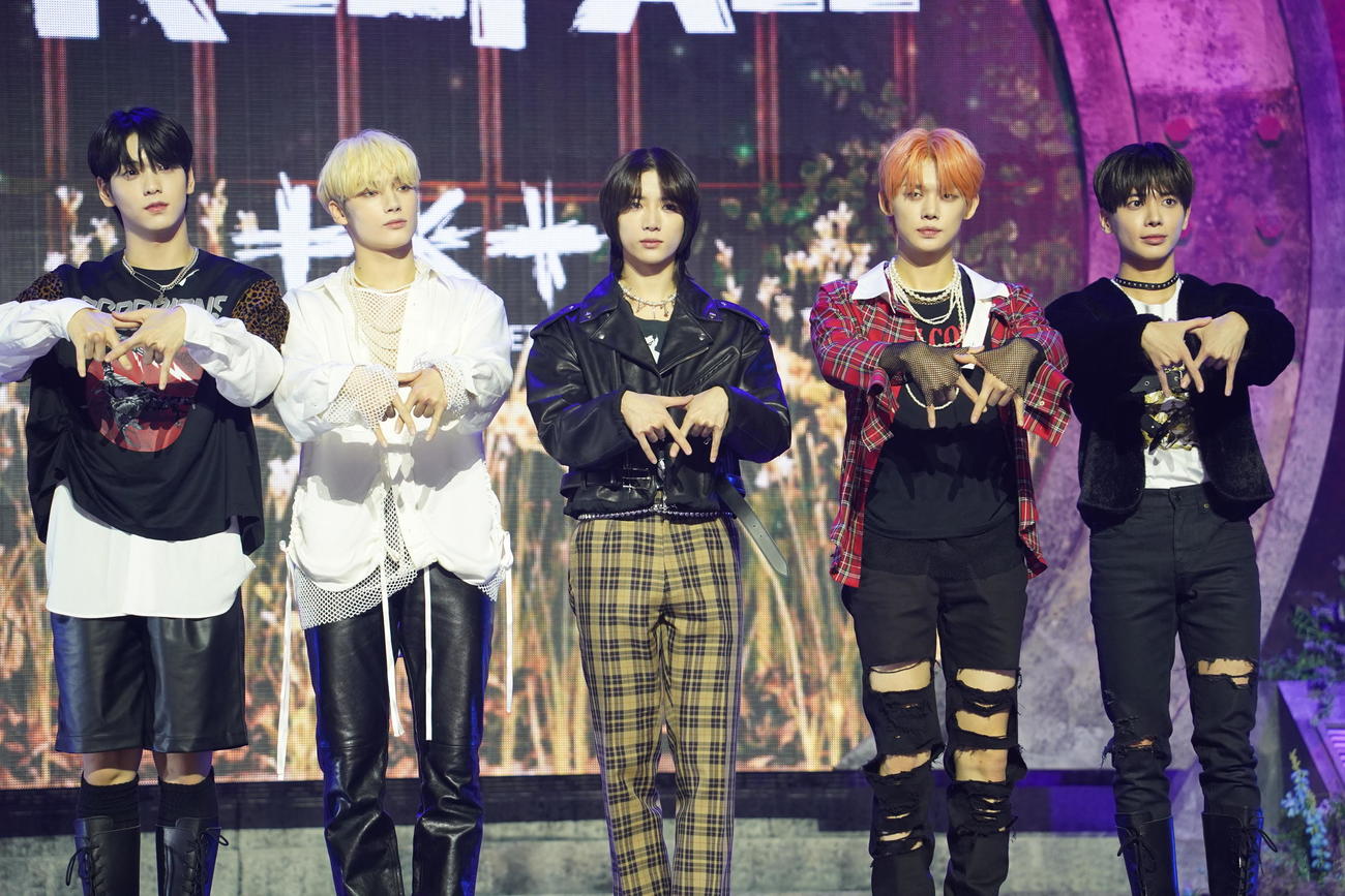 メディアショーケースを行った、TOMORROW X TOGETHER。（左から）SOOBIN、HUENINGKAI、BEOMGYU、YEONJUN、TAEHYUN（撮影・佐藤勝亮）