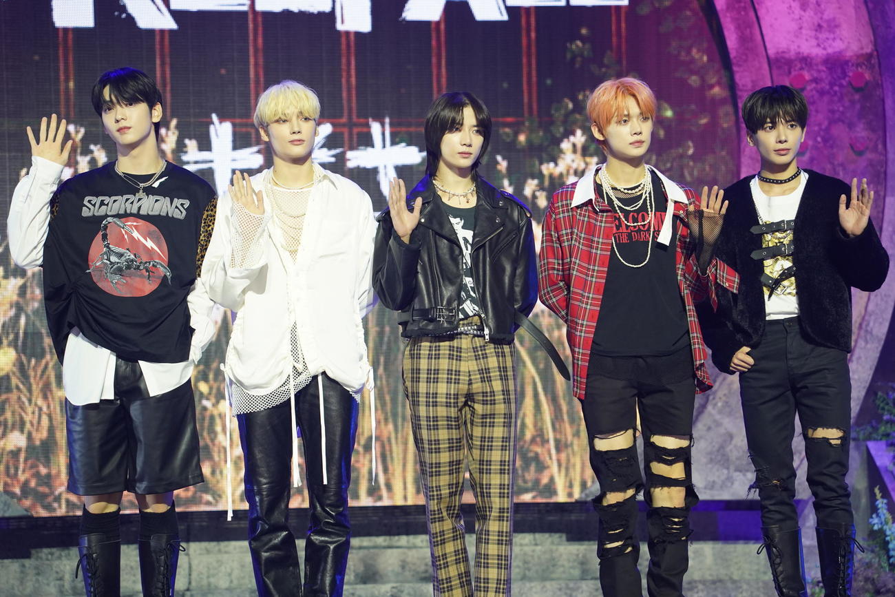 メディアショーケースを行った、TOMORROW X TOGETHER。（左から）SOOBIN、HUENINGKAI、BEOMGYU、YEONJUN、TAEHYUN（撮影・佐藤勝亮）