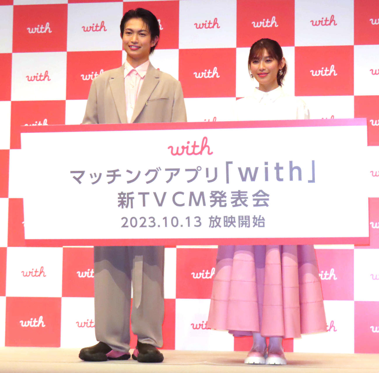 マッチングアプリ「with」新TVCM発表会に出席した綱啓永（左）と白石聖