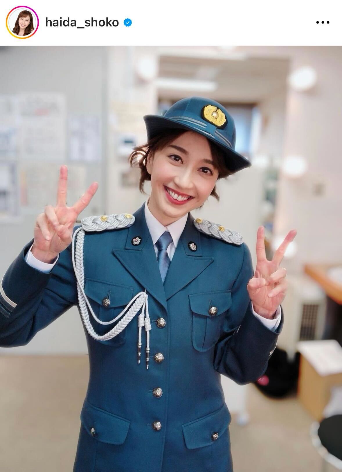 制服姿で一日警察署長を務めたはいだしょうこ（はいだしょうこのインスタグラムから）
