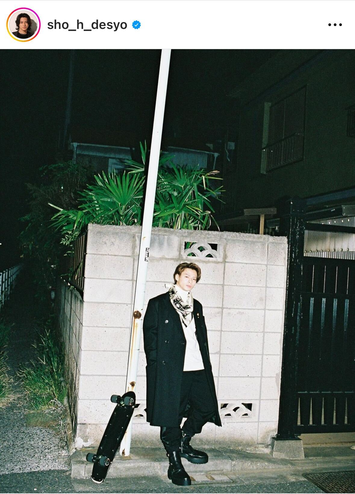 黒のロングコート姿のオフショットを公開した平野紫耀（平野紫耀のインスタグラムから）