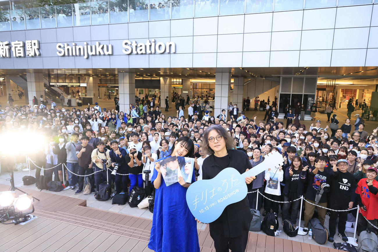 東京・JR新宿駅前のSuicaのペンギン広場でシークレットで路上ライブを電撃開催したアイナ・ジ・エンドと映画「キリエのうた」の岩井俊二監督