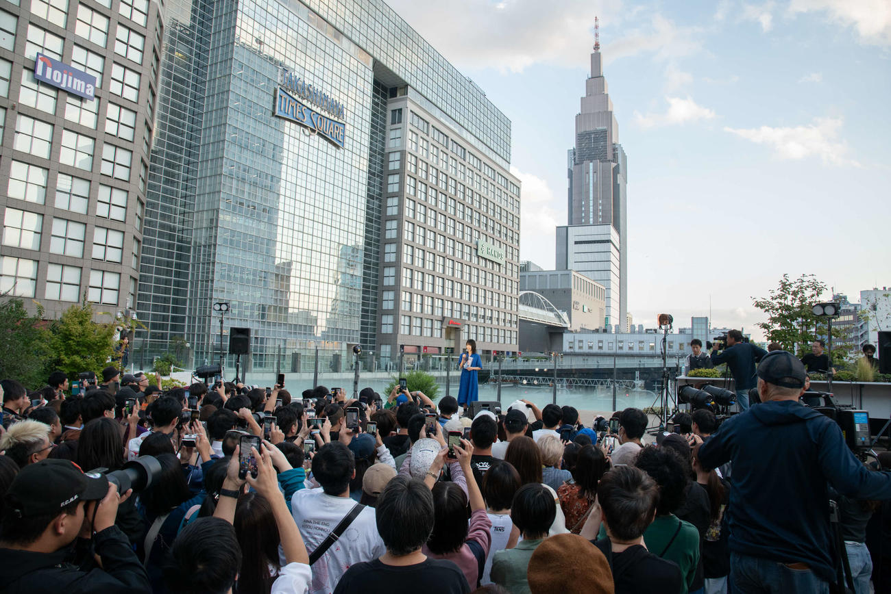 東京・JR新宿駅前のSuicaのペンギン広場でシークレットで路上ライブを電撃開催した映画「キリエのうた」主演のアイナ・ジ・エンド
