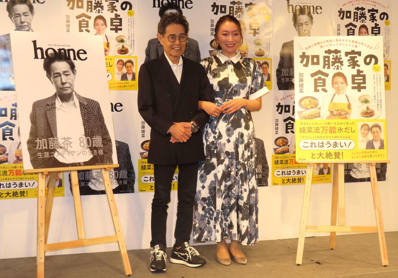 「加藤家の出版トークイベント」に出席した、加藤茶（左）と綾菜夫妻