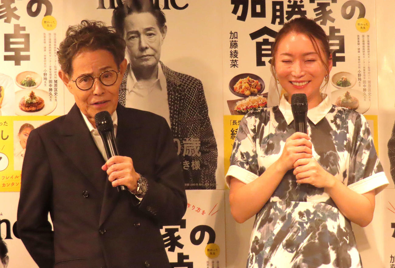 「加藤家の出版トークイベント」に出席した、加藤茶（左）と綾菜夫妻