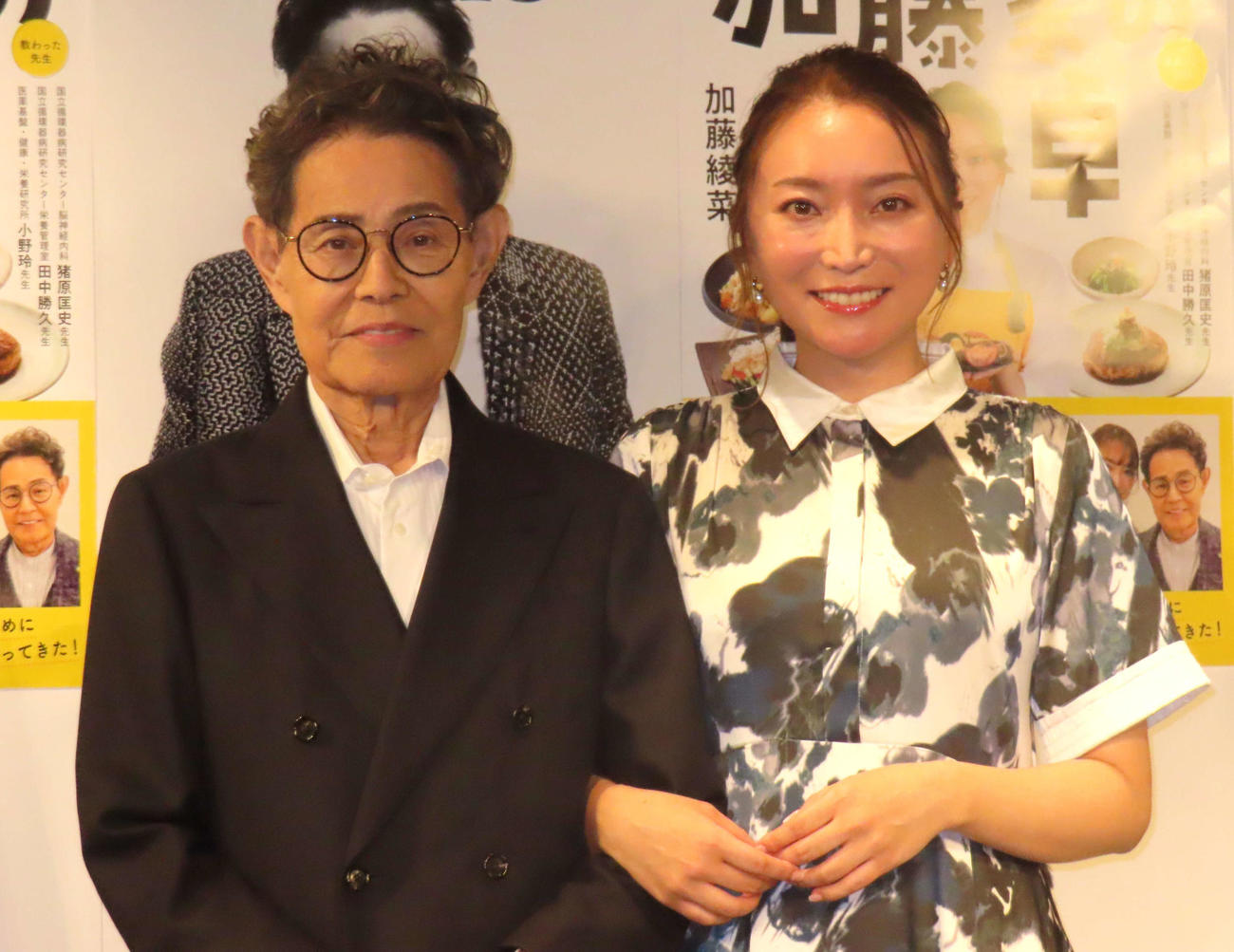 「加藤家の出版トークイベント」に出席した、加藤茶（左）と綾菜夫妻