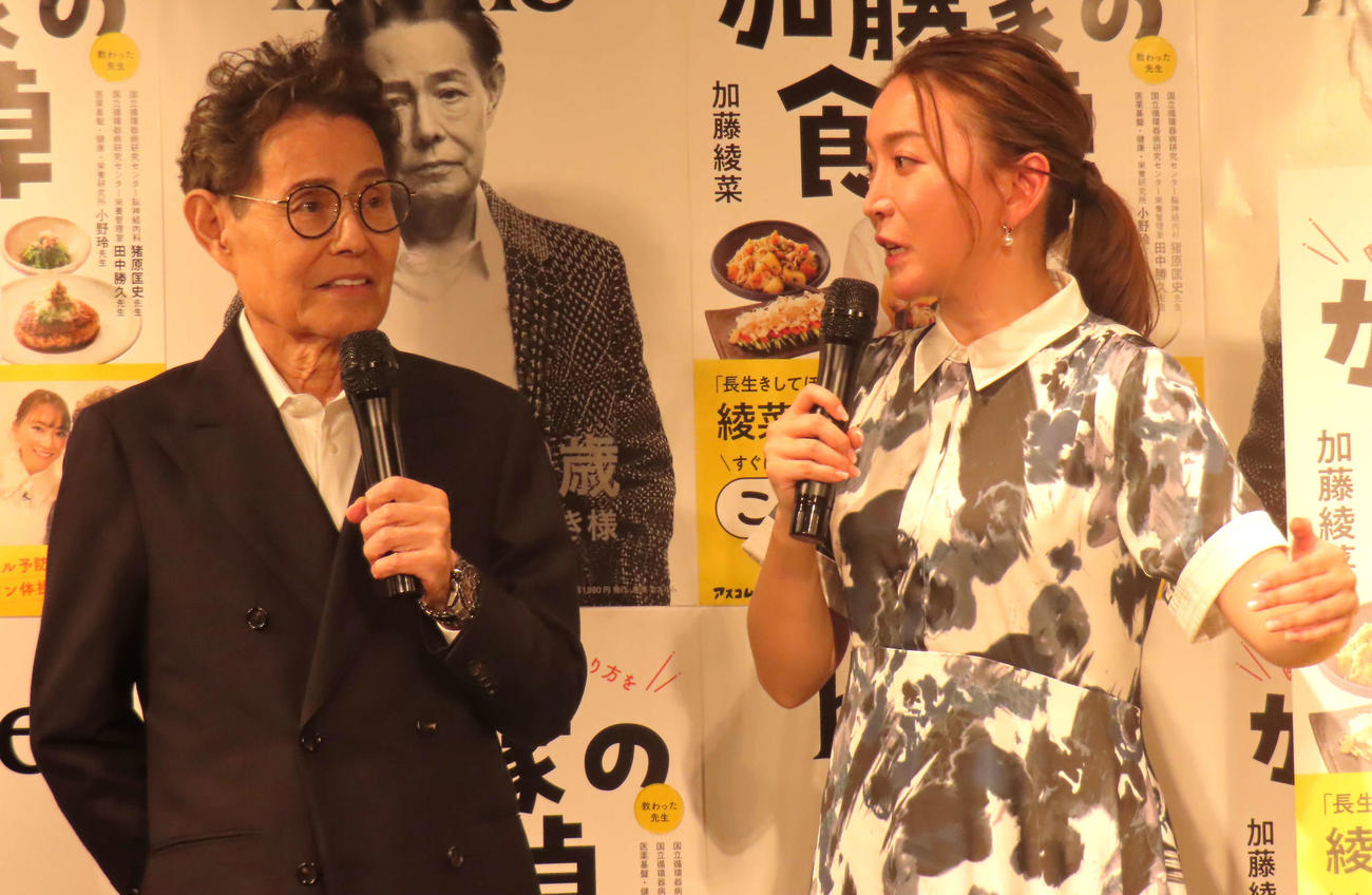 「加藤家の出版トークイベント」に出席した、加藤茶（左）と綾菜夫妻