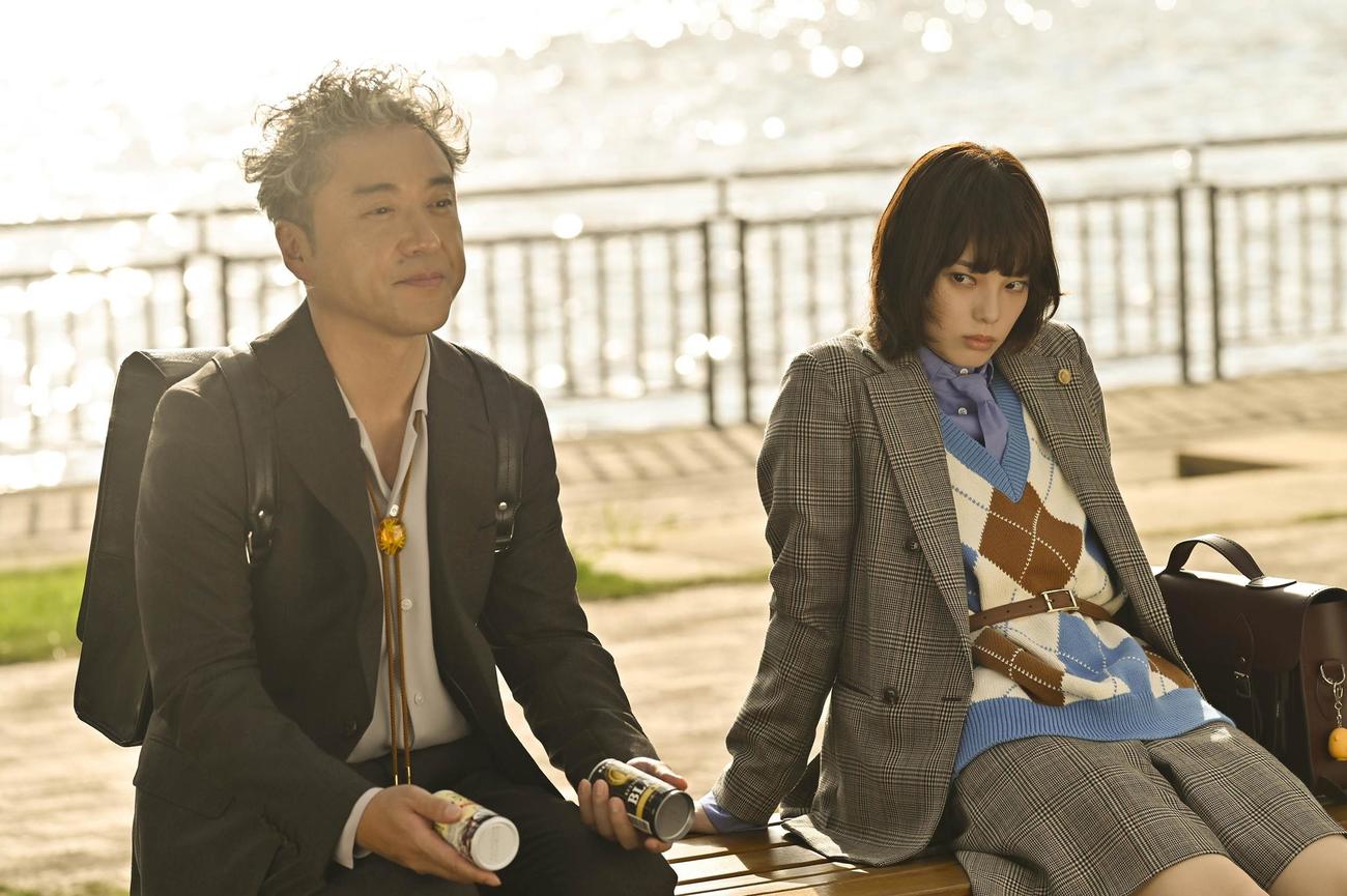 「うちの弁護士は手がかかる」に出演するムロツヨシ、平手友梨奈（C）フジテレビ