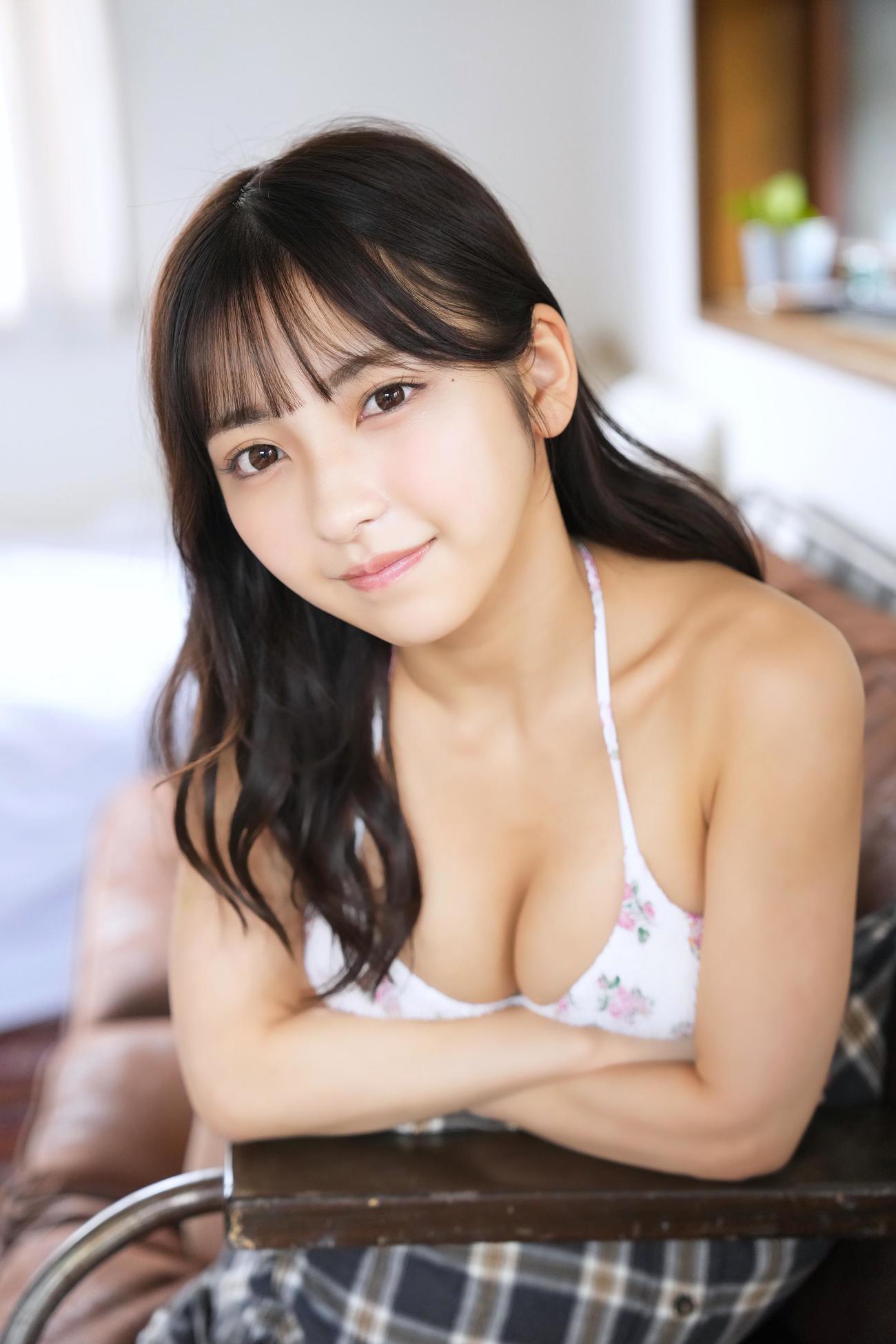 「BOMB」11月号で限定版の表紙グラビアを飾っている＃2i2の十味（撮影：LUCKMAN）