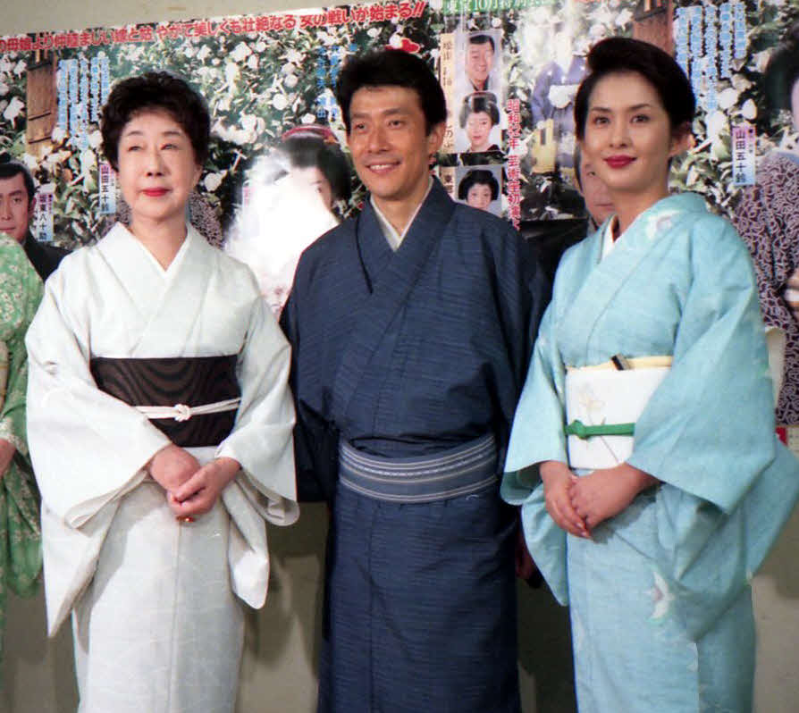 舞台「華岡青洲の妻」の会見で笑顔を見せる左から山田五十鈴、坂東八十助、古手川祐子（1996年9月撮影）