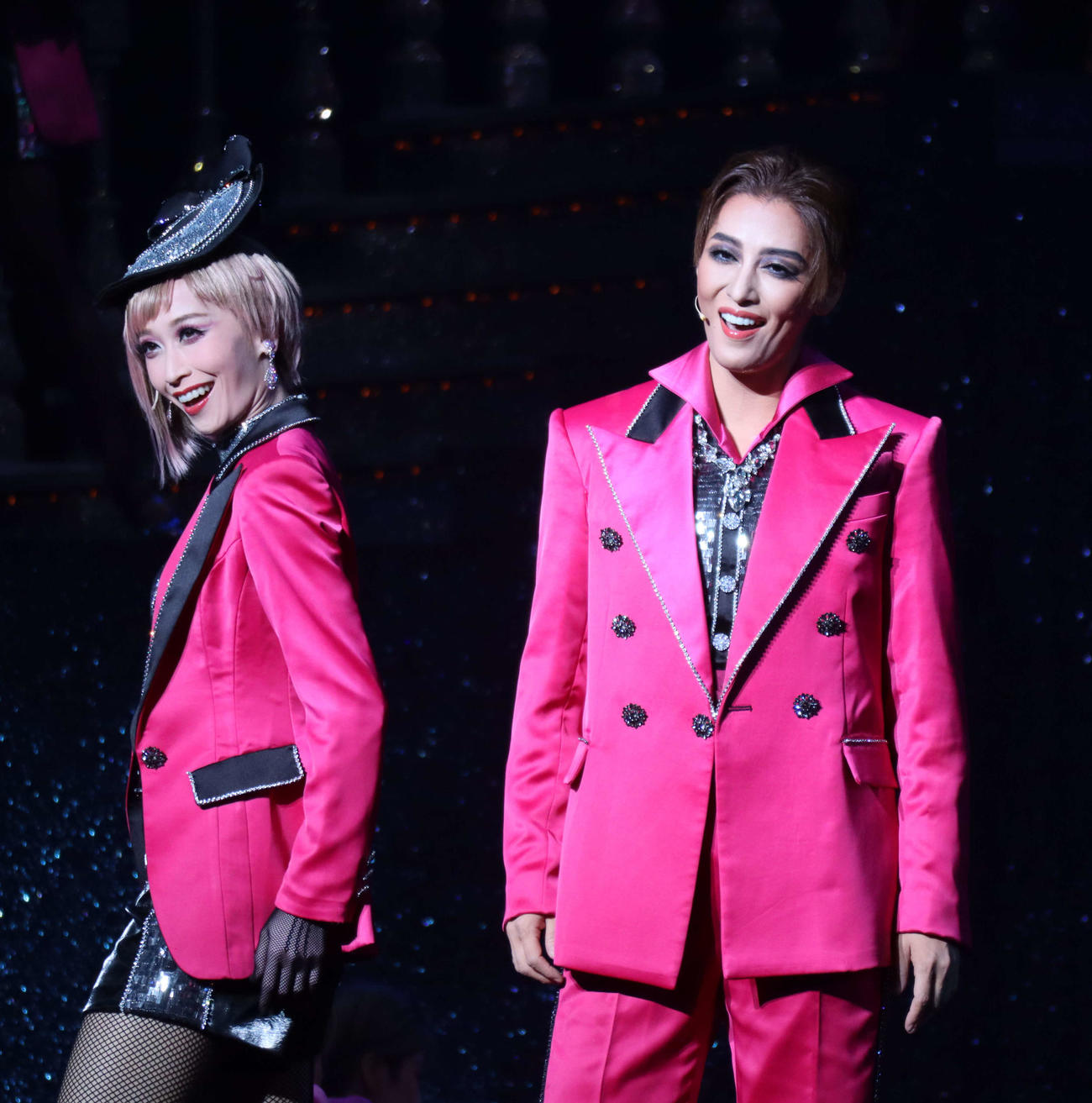 宝塚歌劇月組公演「万華鏡百景色」で歌う海乃美月（左）、月城かなと