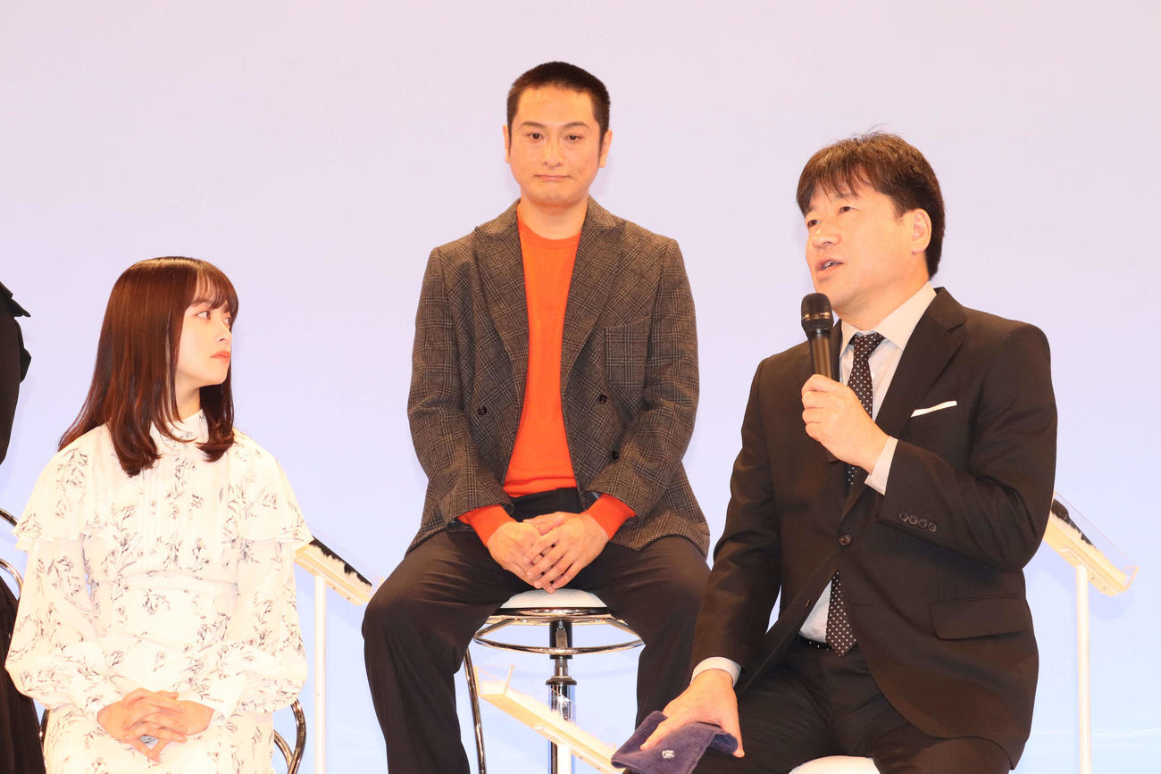 カンテレ・フジテレビ系連続ドラマ「トクメイ！　警視庁特別会計係」制作発表に出席した橋本環奈（左）と佐藤二朗。後列中央はJP（撮影・加藤理沙）