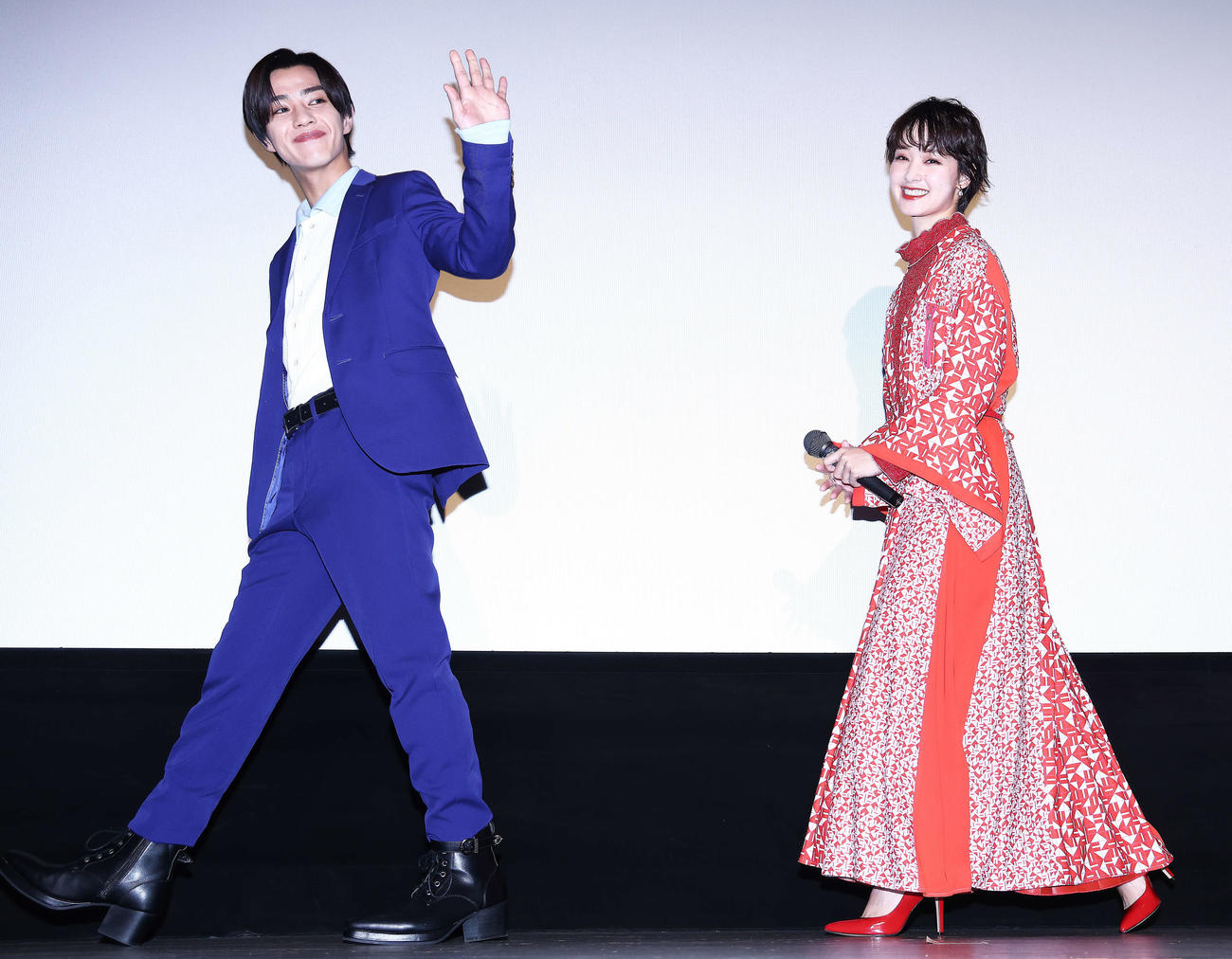 メ～テレ60周年映画「女子大小路の名探偵」公開舞台あいさつを終え、手を振り降壇する醍醐虎汰朗（左）と剛力彩芽（撮影・河田真司）