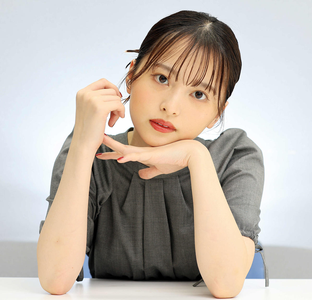 大きなひとみが印象的な飯沼愛（撮影・浅見桂子）