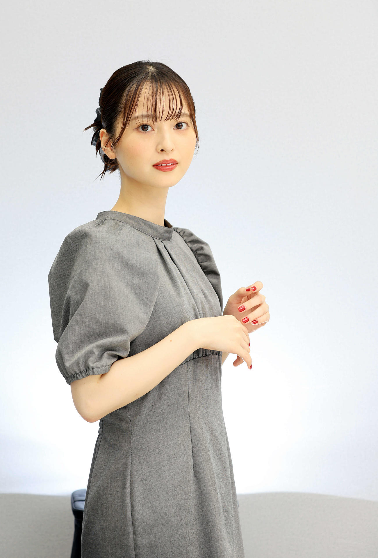 クールな表情を見せる飯沼愛（撮影・浅見桂子）