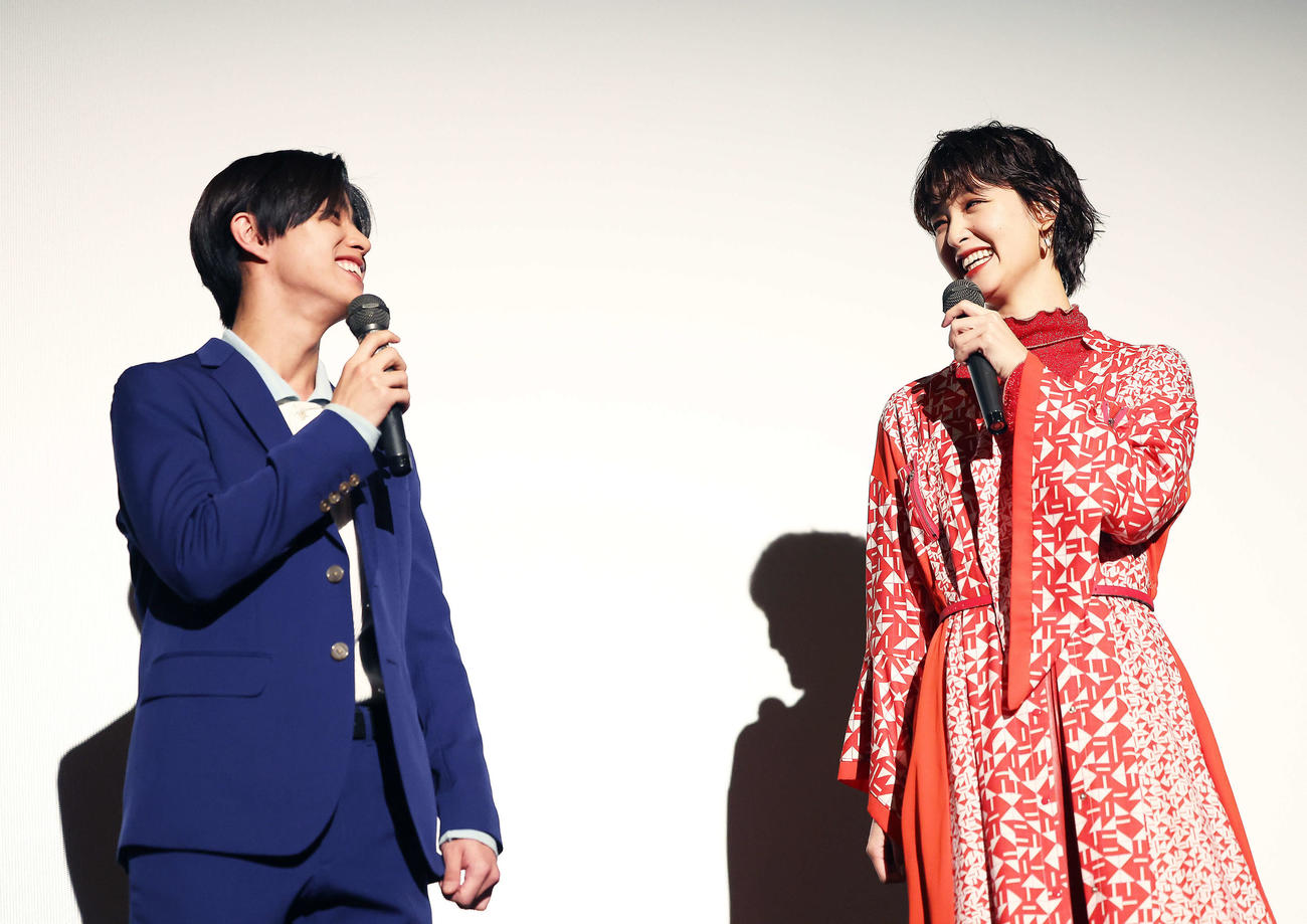 メ～テレ60周年映画「女子大小路の名探偵」公開舞台あいさつでトークする醍醐虎汰朗（左）と剛力彩芽（撮影・河田真司）
