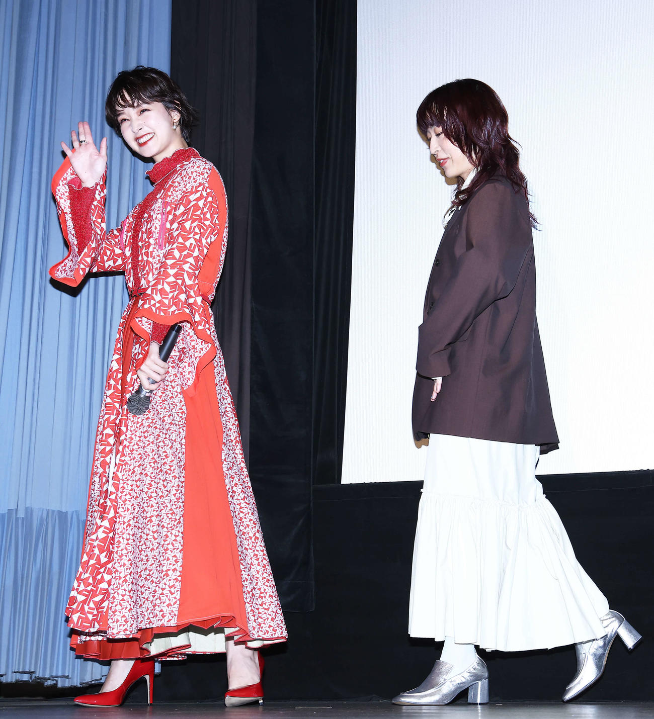 メ～テレ60周年映画「女子大小路の名探偵」公開舞台あいさつを終え降壇する剛力彩芽（左）とヒグチアイ（撮影・河田真司）