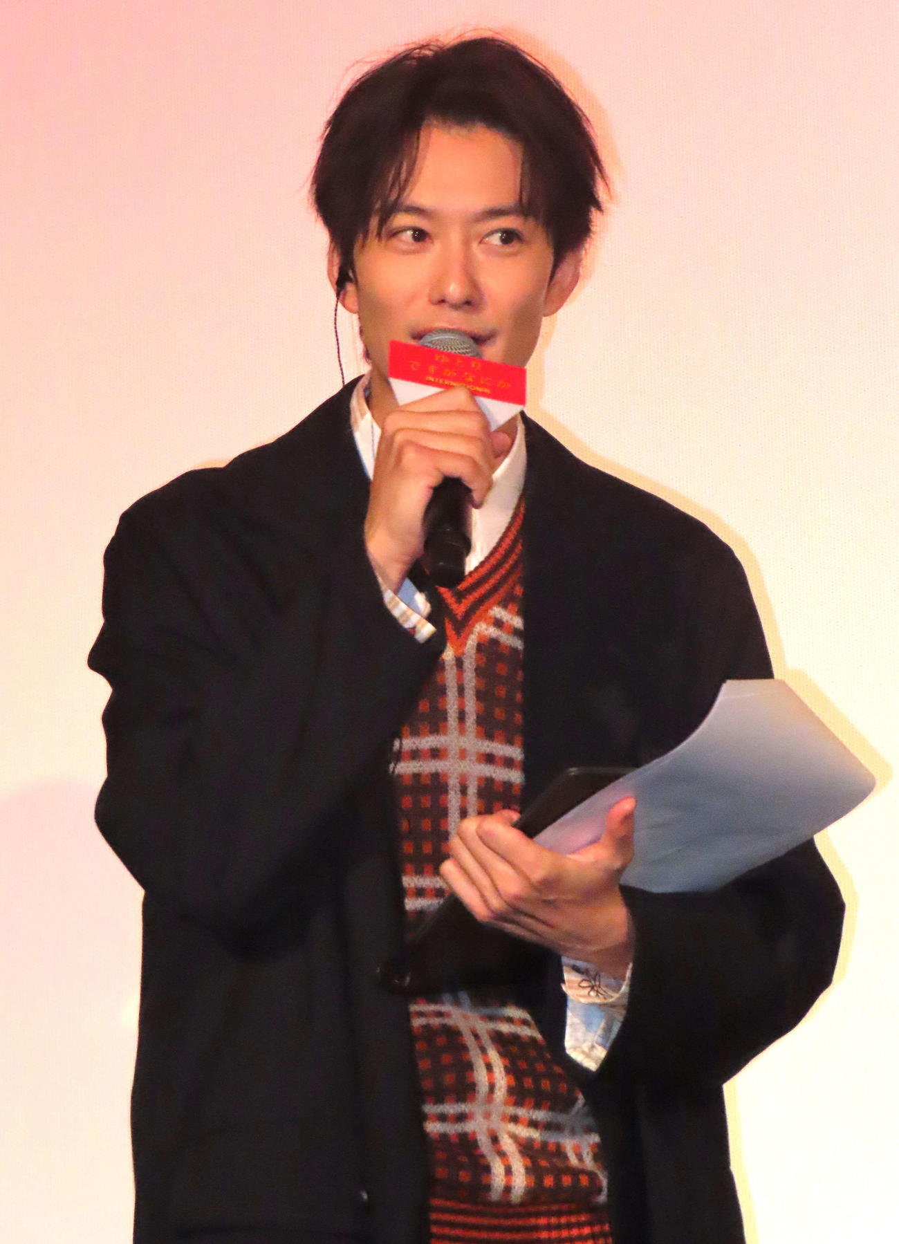 映画「ゆとりですがなにか　インターナショナル」初日舞台あいさつで司会を務める岡田将生