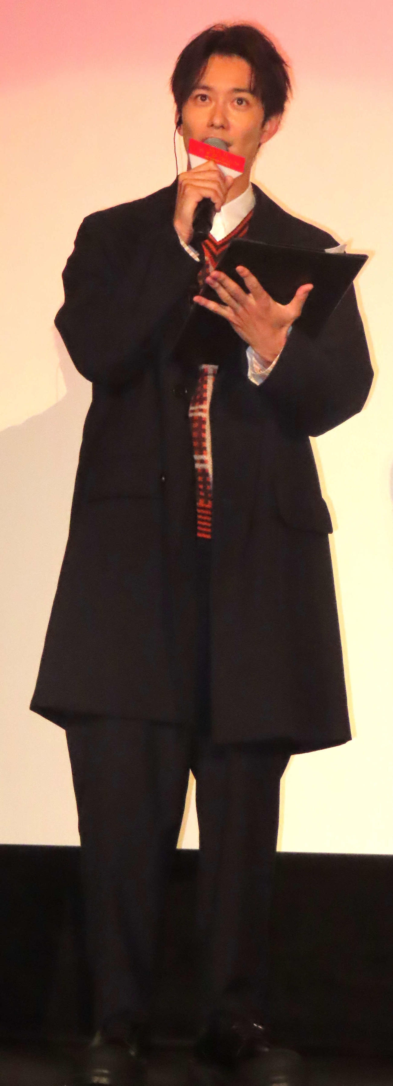 映画「ゆとりですがなにか　インターナショナル」初日舞台あいさつで司会を務める岡田将生