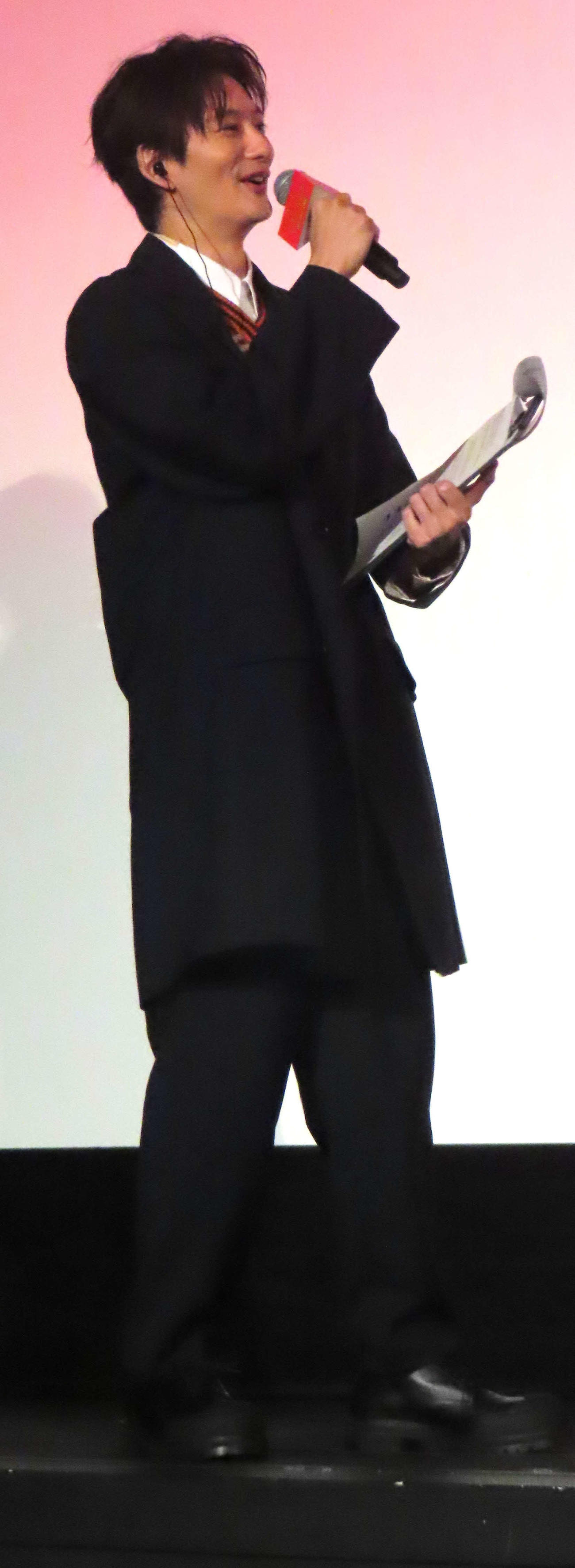 映画「ゆとりですがなにか　インターナショナル」初日舞台あいさつで司会を務める岡田将生