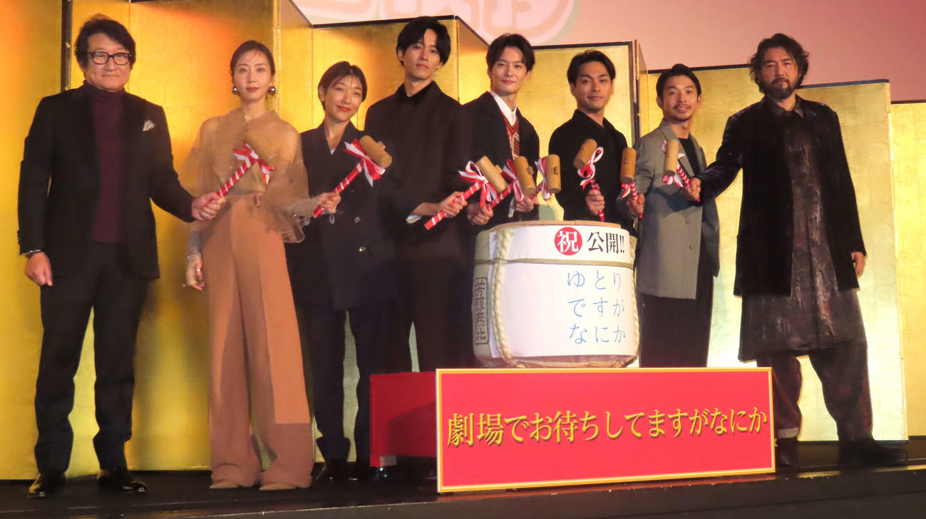 映画「ゆとりですがなにか　インターナショナル」初日舞台あいさつで鏡開きを行う、左から水田伸生監督、木南晴夏、安藤サクラ、松坂桃李、岡田将生、柳楽優弥、仲野太賀、吉原光夫