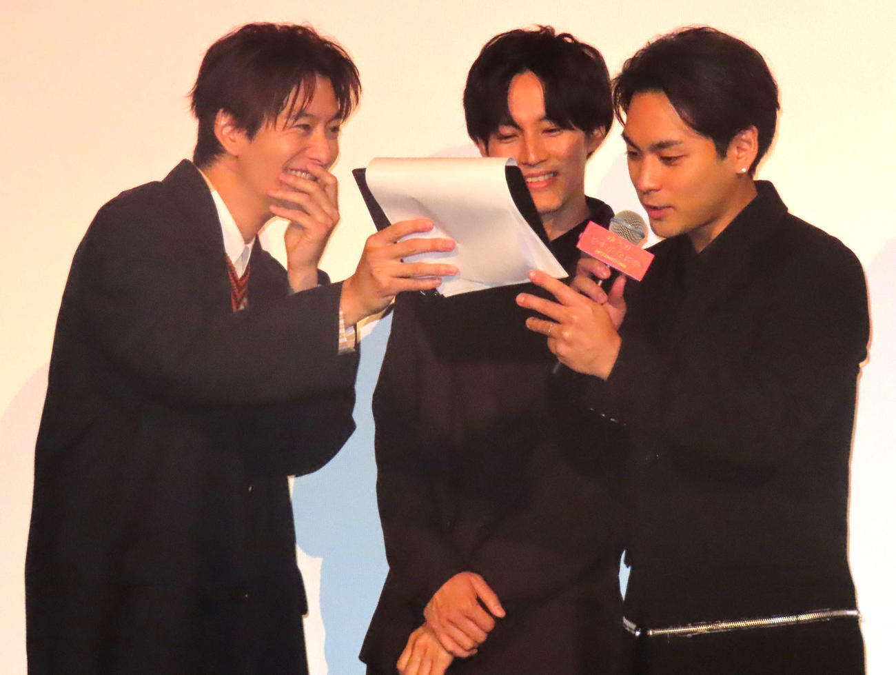 舞台上で後説を行う、左から岡田将生、松坂桃李、柳楽優弥