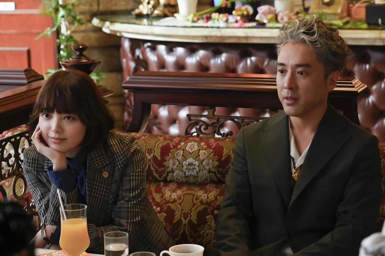 「うちの弁護士は手がかかる」に出演する平手友梨奈、ムロツヨシ（C）フジテレビ