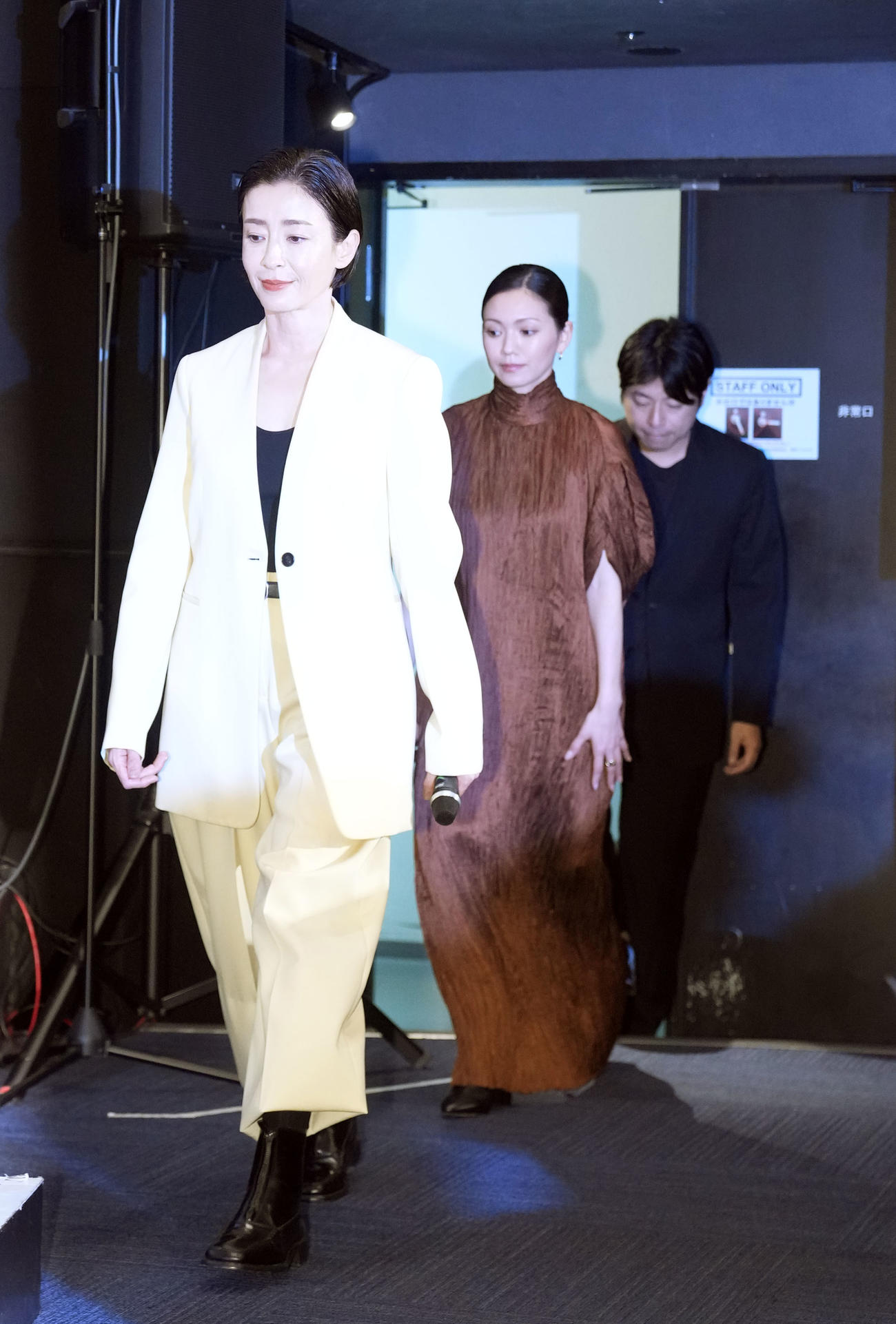 映画「月」の舞台あいさつで登壇する宮沢りえ。後方は二階堂ふみ（撮影・狩俣裕三）