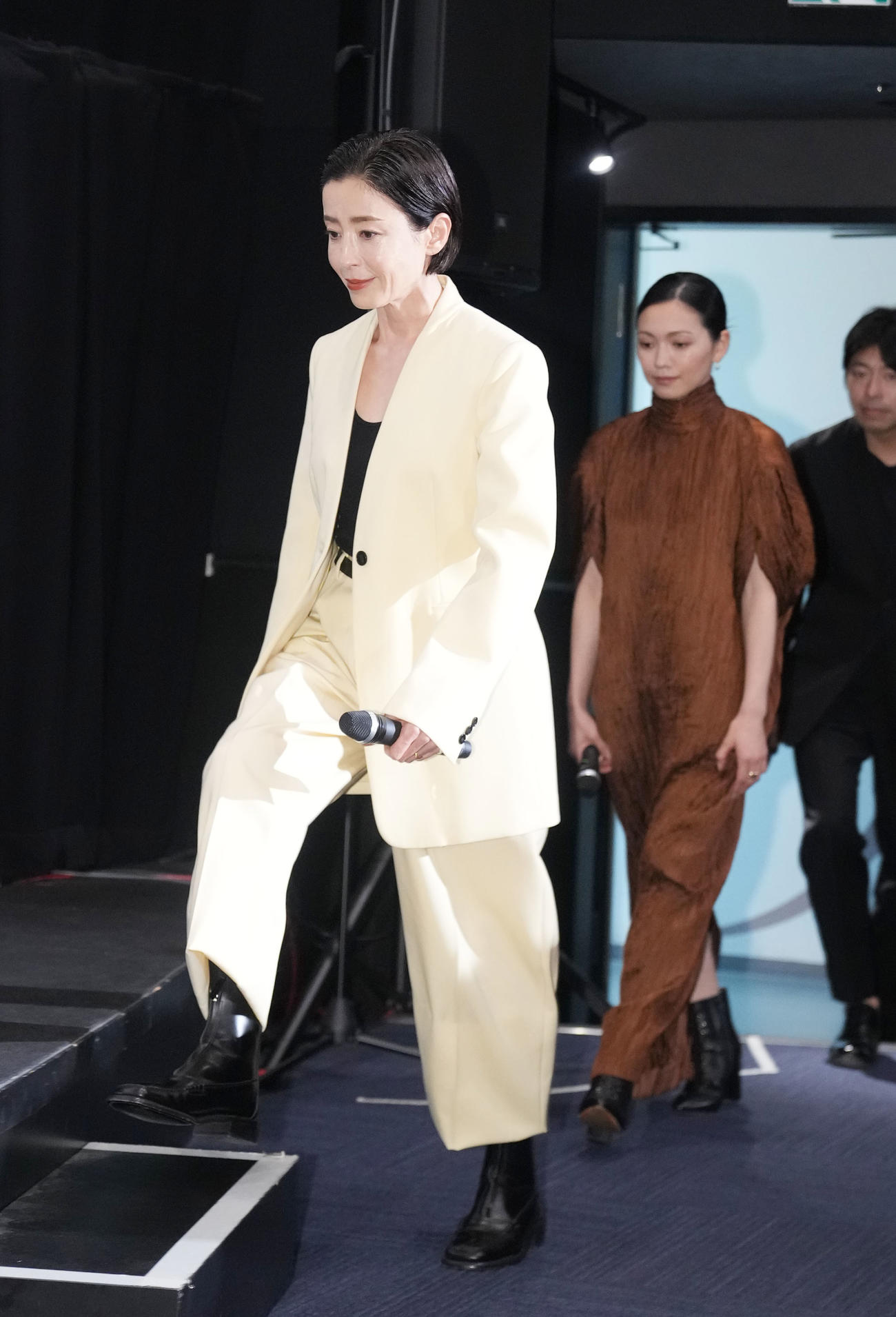 映画「月」の舞台あいさつで登壇する宮沢りえ。後方は二階堂ふみ（撮影・狩俣裕三）