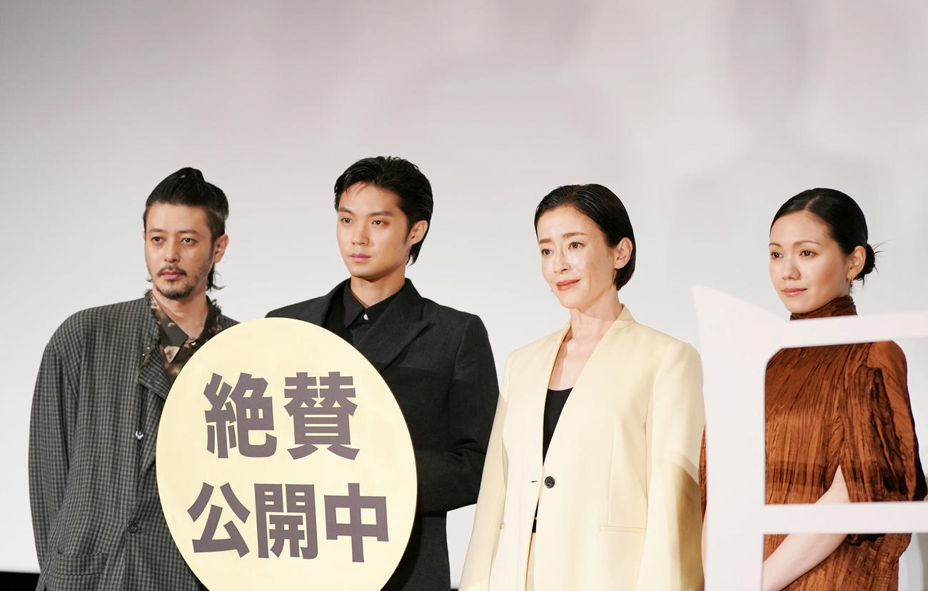 映画「月」の舞台あいさつで記念撮影をする、左からオダギリジョー、磯村勇斗、宮沢りえ。二階堂ふみ（撮影・狩俣裕三）