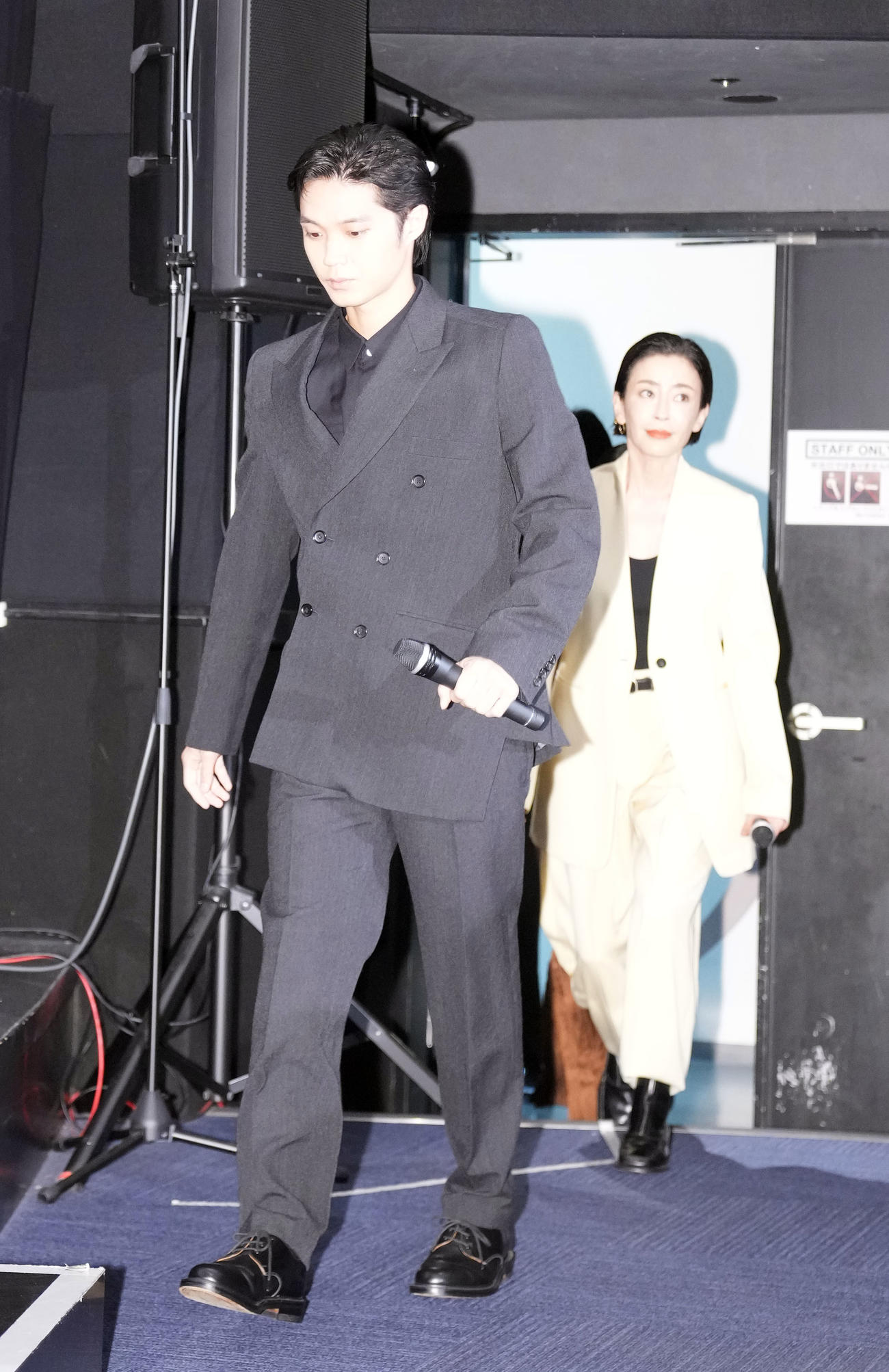 映画「月」の舞台あいさつで登壇する磯村勇斗。後方は宮沢りえ（撮影・狩俣裕三）