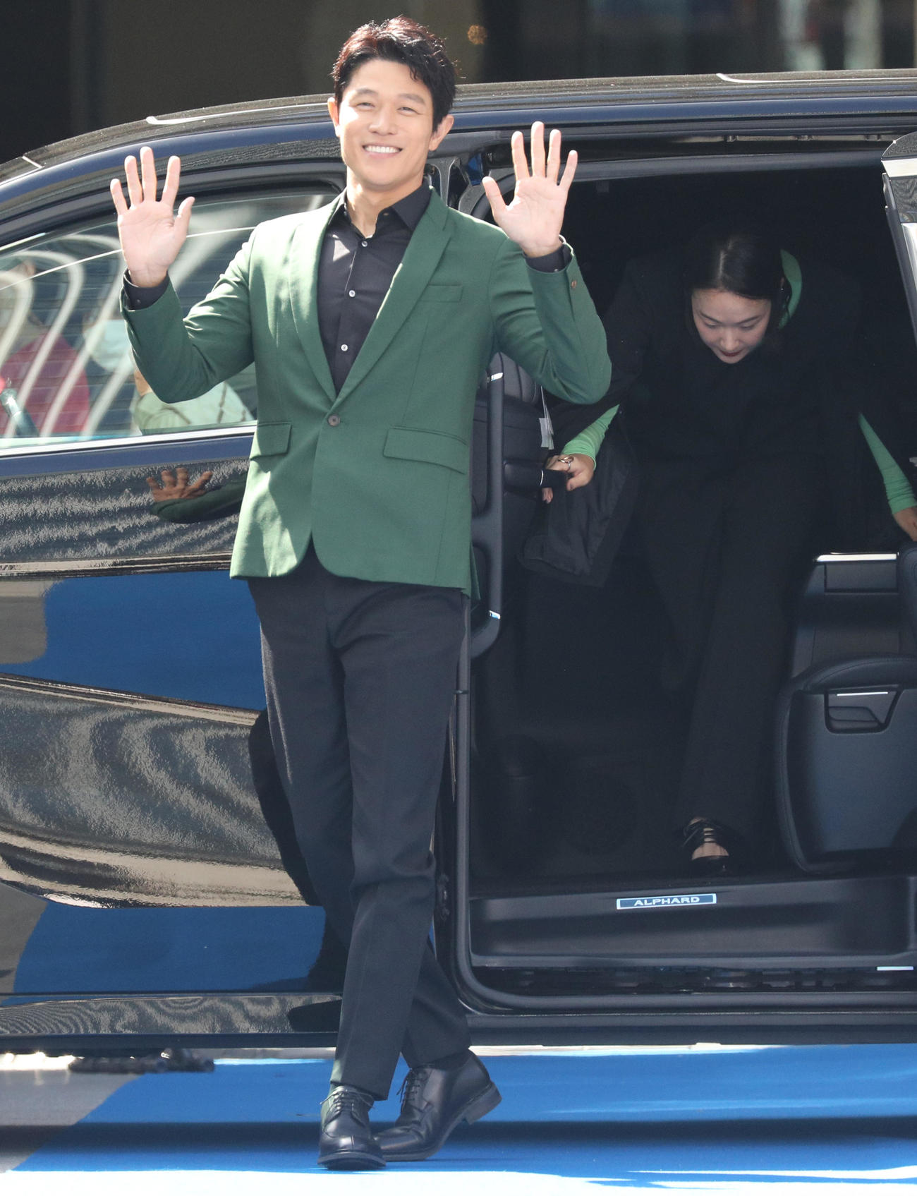 TBS秋ドラマ合同会見でブルーカーペットを歩く鈴木亮平（左）と黒木華（撮影・中島郁夫）