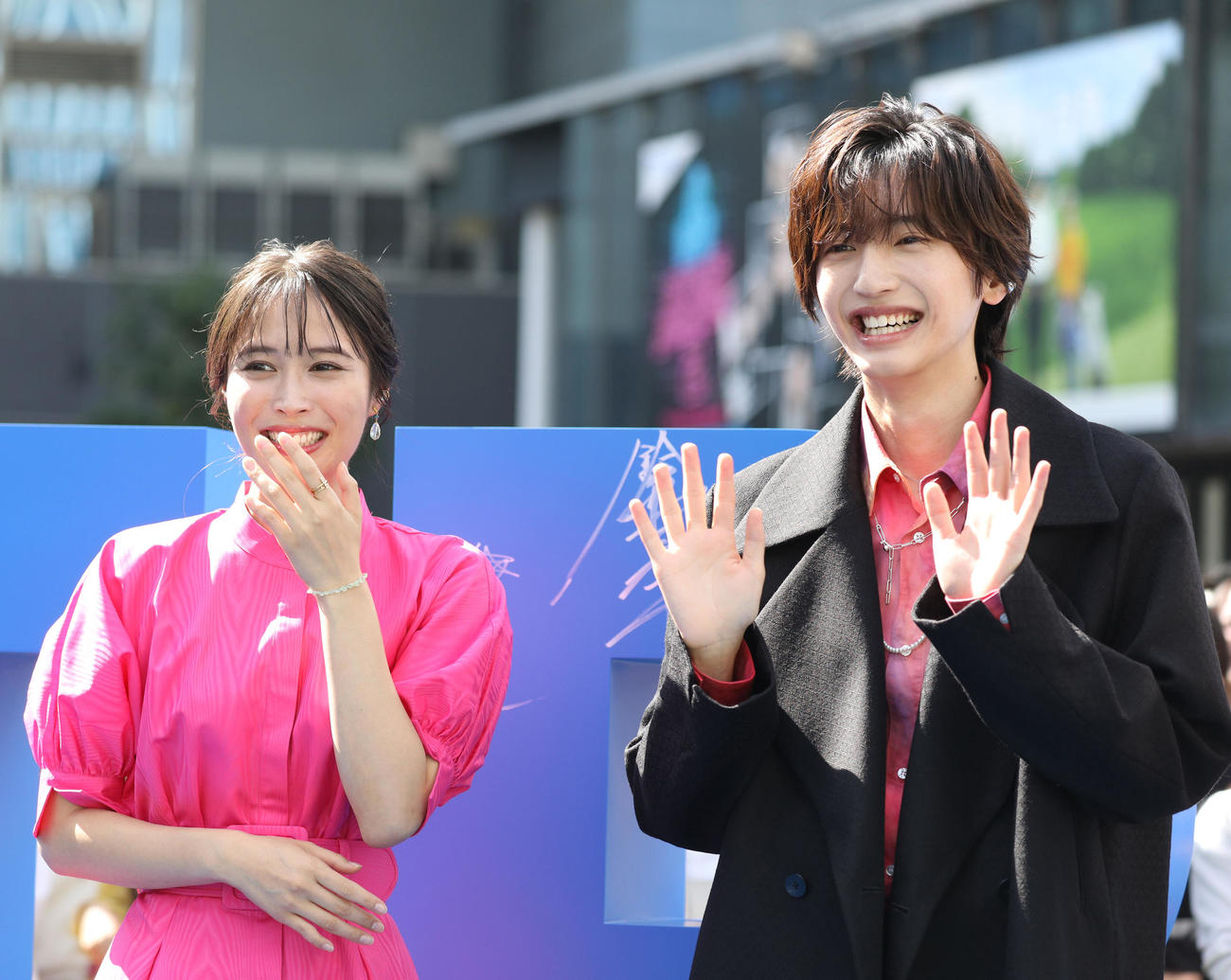 ブルーカーペットで声援に手を振り応える広瀬アリス（左）と道枝駿佑（撮影・中島郁夫）