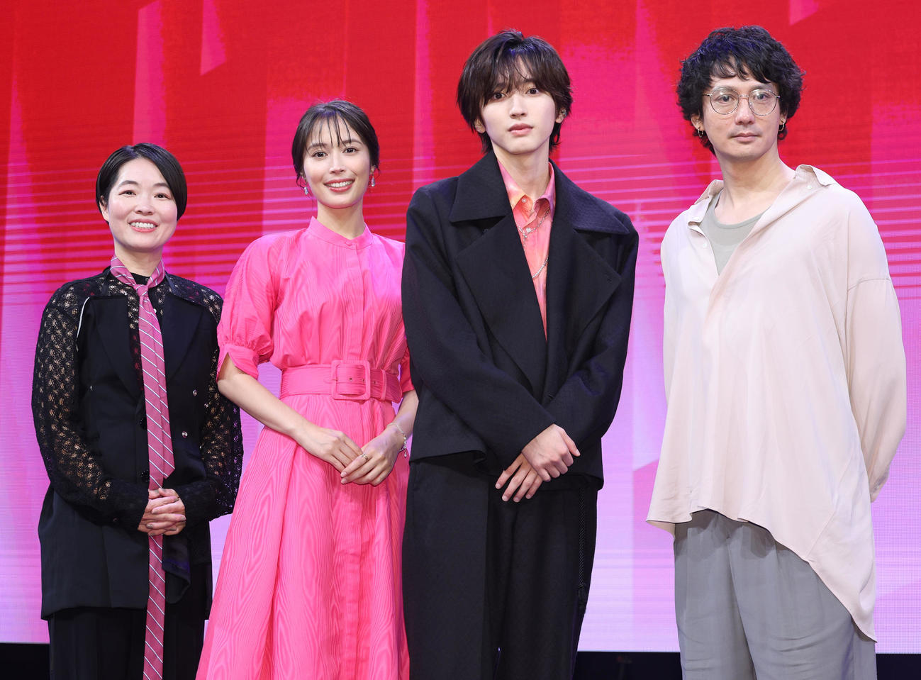 TBS秋ドラマ合同会見を行う「マイ・セカンド・アオハル」のキャスト、左からイモトアヤコ、広瀬アリス、道枝駿佑、安藤政信（撮影・中島郁夫）