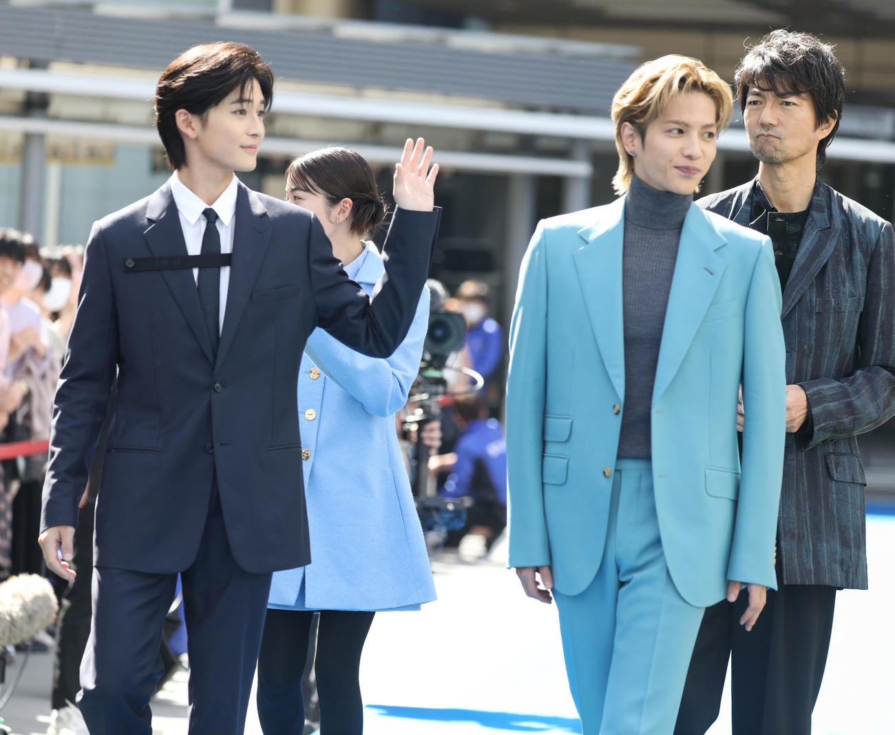 ブルーカーペットを歩く、左から高橋文哉、小芝風花、志尊淳、仲村トオル（撮影・中島郁夫）
