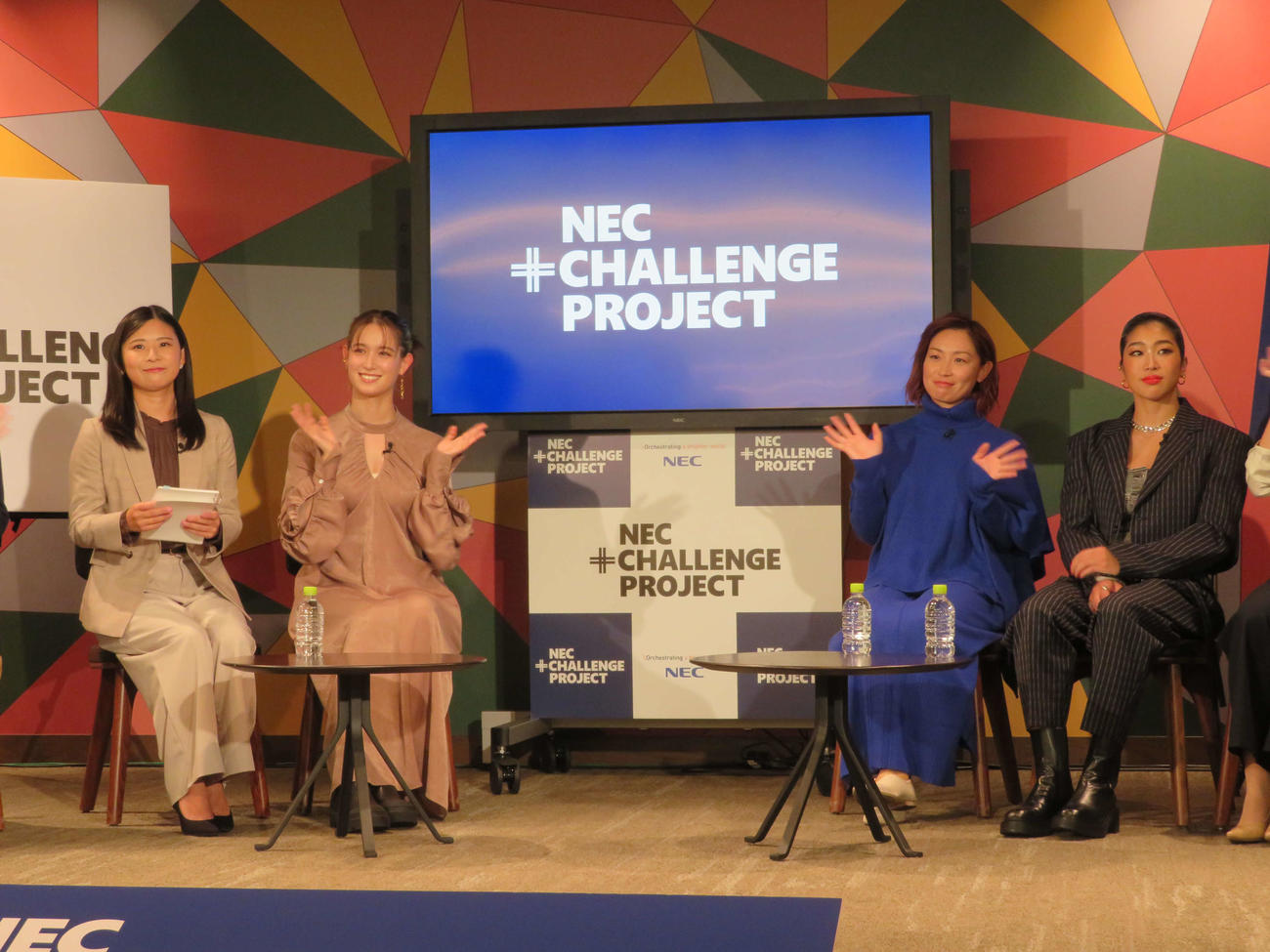 NEC＋CHALLENGE PROJECT 2023トークショーに出席した、左から中島彩、トラウデン直美、中西麻耶、野中生萌（撮影・村上幸将）