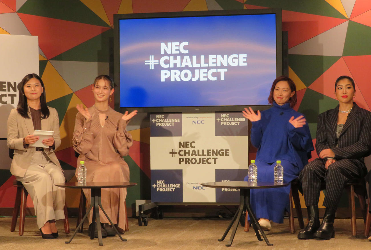 NEC＋CHALLENGE PROJECT 2023トークショーに出席した、左から中島彩、トラウデン直美、中西麻耶、野中生萌（撮影・村上幸将）