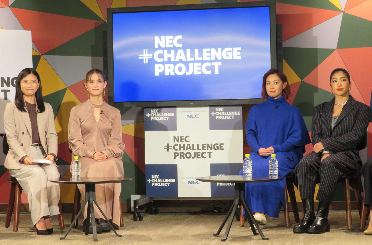 NEC＋CHALLENGE PROJECT 2023トークショーに出席した、左から中島彩、トラウデン直美、中西麻耶、野中生萌（撮影・村上幸将）