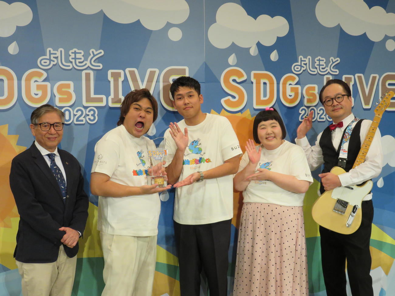 囲み取材に応じた（左から）森田正光氏、ダブルヒガシ（大東、東）酒井藍、松浦真也（撮影・村上久美子）