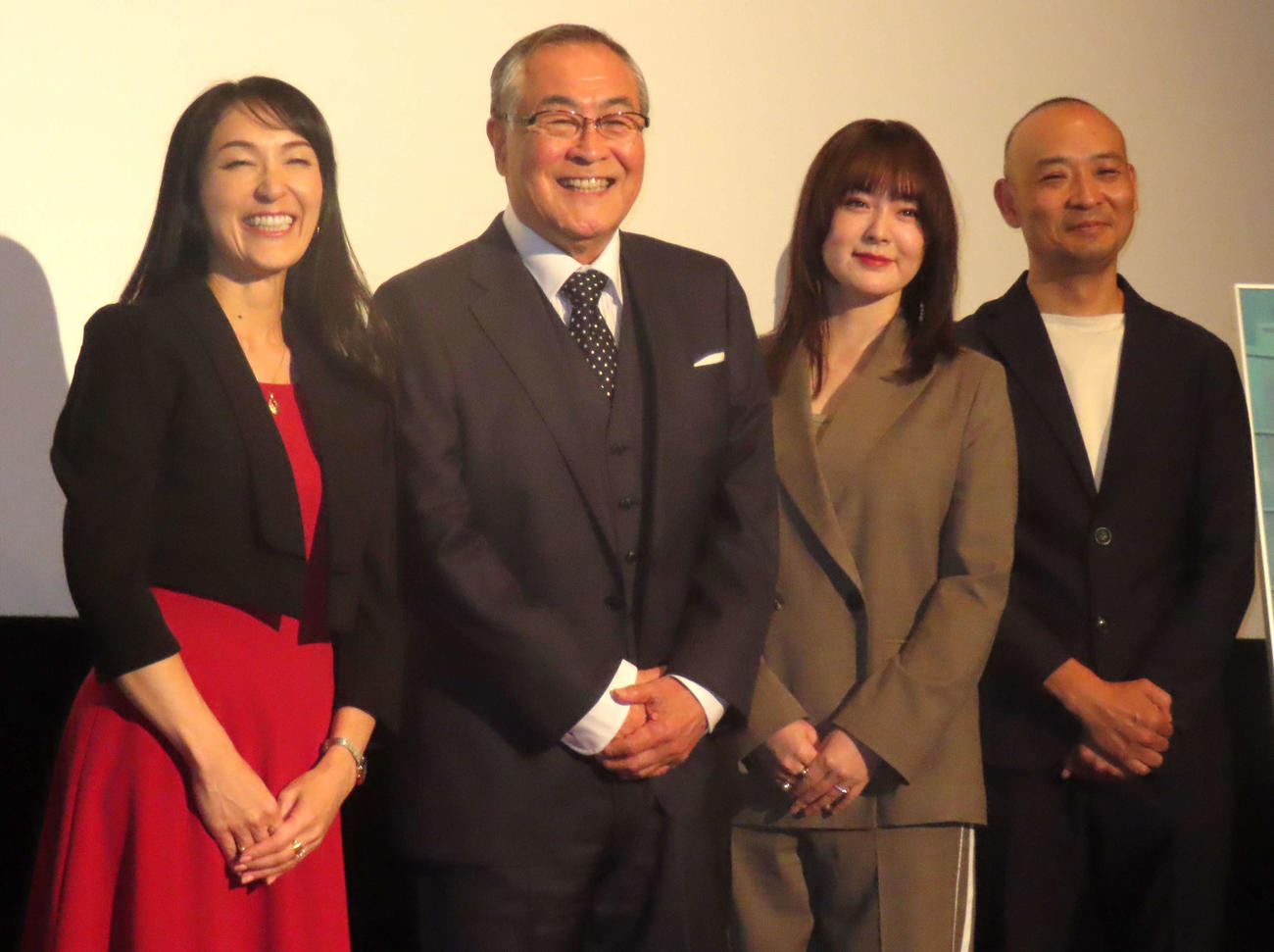 映画「シェアの法則」初日舞台あいさつに登壇した、左から岩瀬顕子、小野武彦、貫地谷しほり、久万真路監督