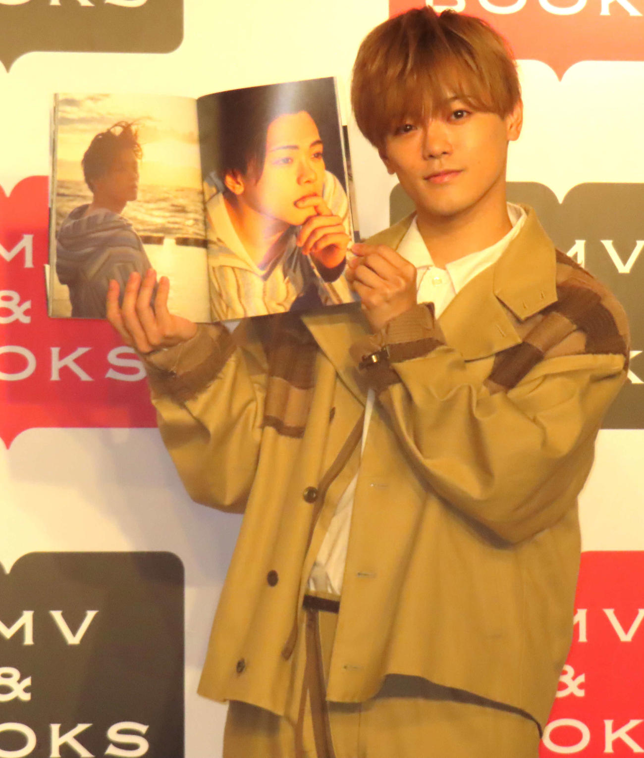 写真集「勿忘草」のお気に入りカットを見せる長江崚行