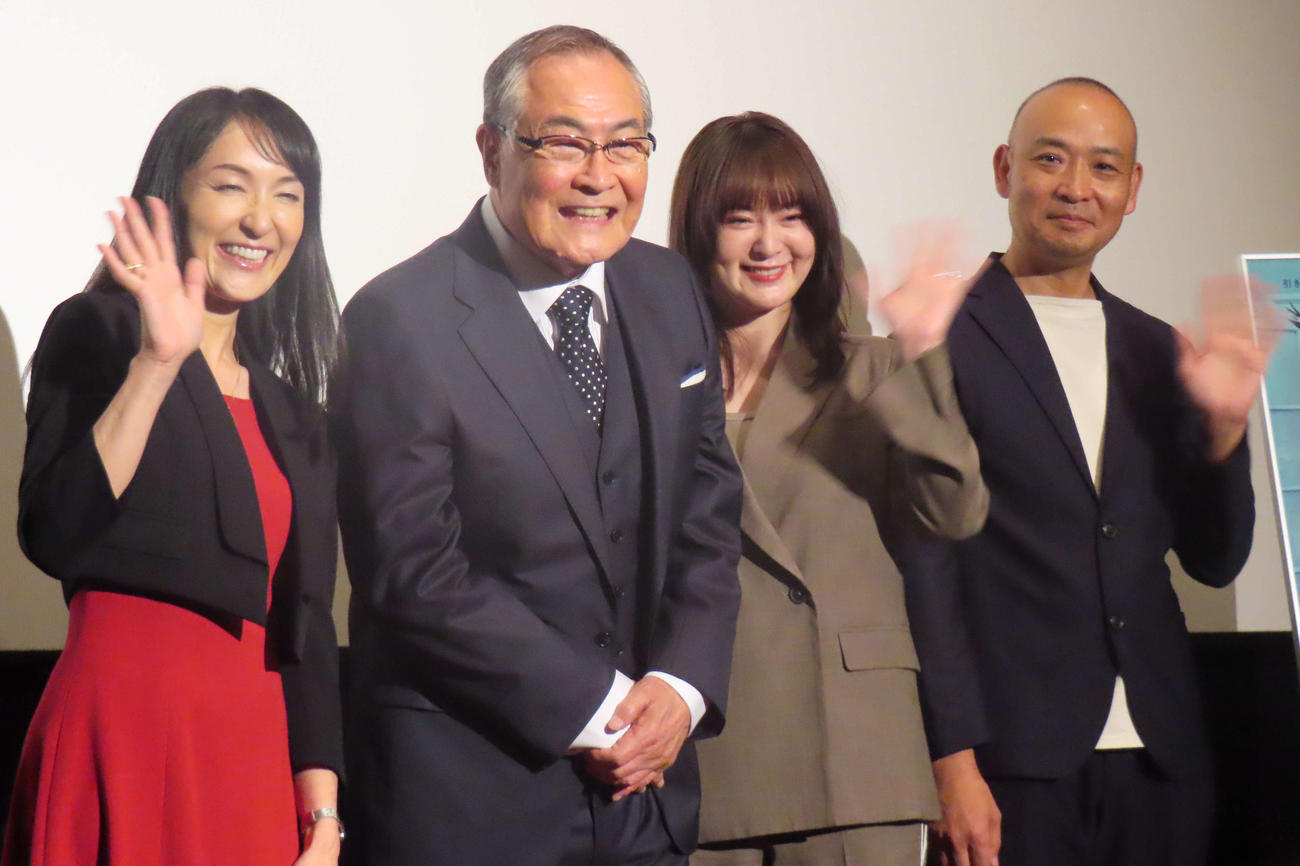 映画「シェアの法則」初日舞台あいさつに登壇した、左から岩瀬顕子、小野武彦、貫地谷しほり、久万真路監督