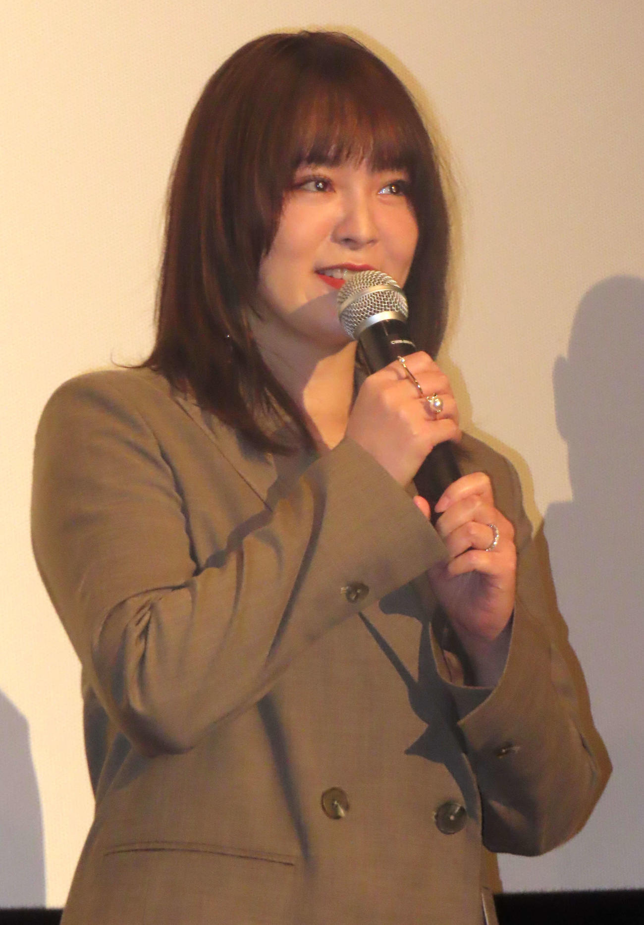 映画「シェアの法則」初日舞台あいさつに登壇した貫地谷しほり