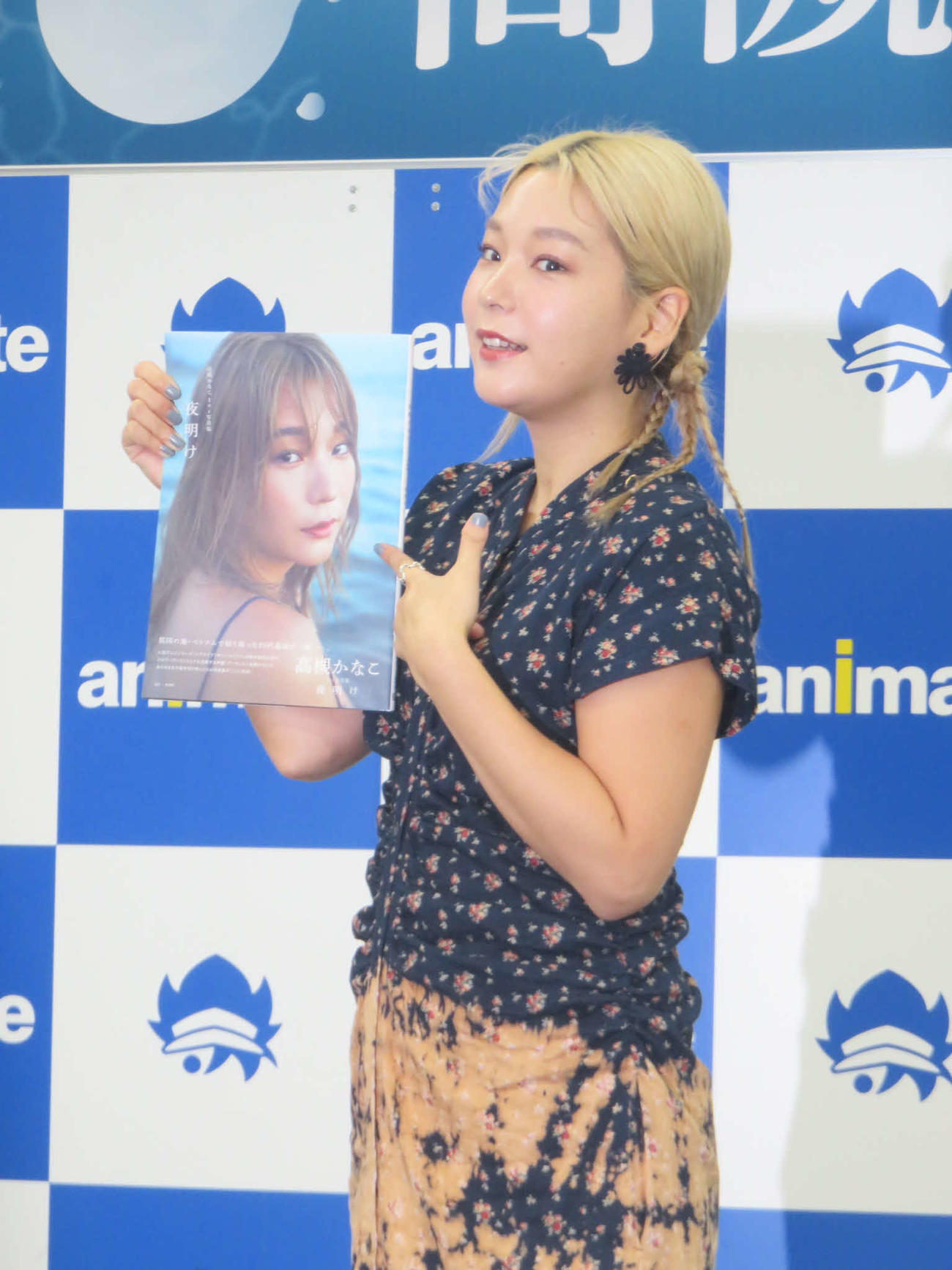 写真集「夜明け」を発売した高槻かなこ