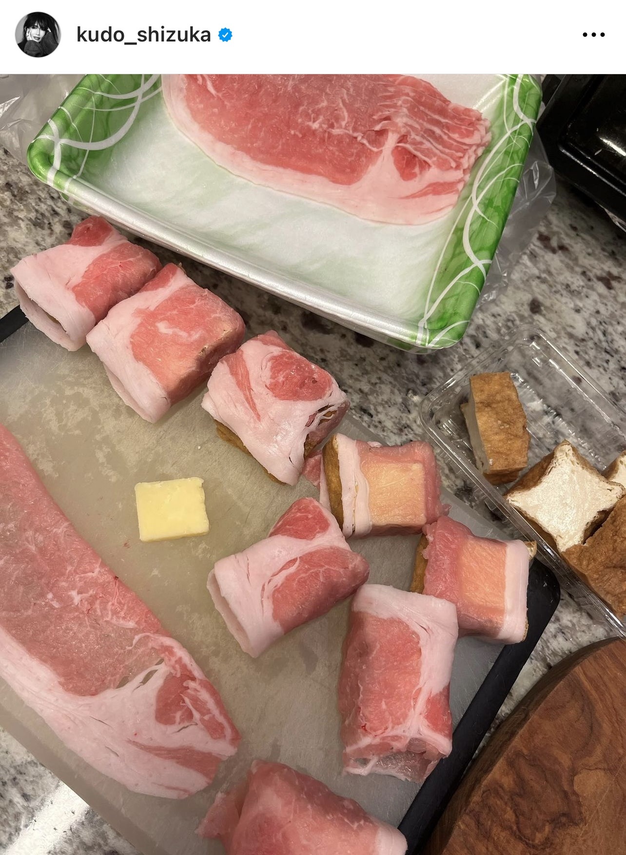 料理する過程。たくさん並べられた豚肉（工藤静香のインスタグラムから）