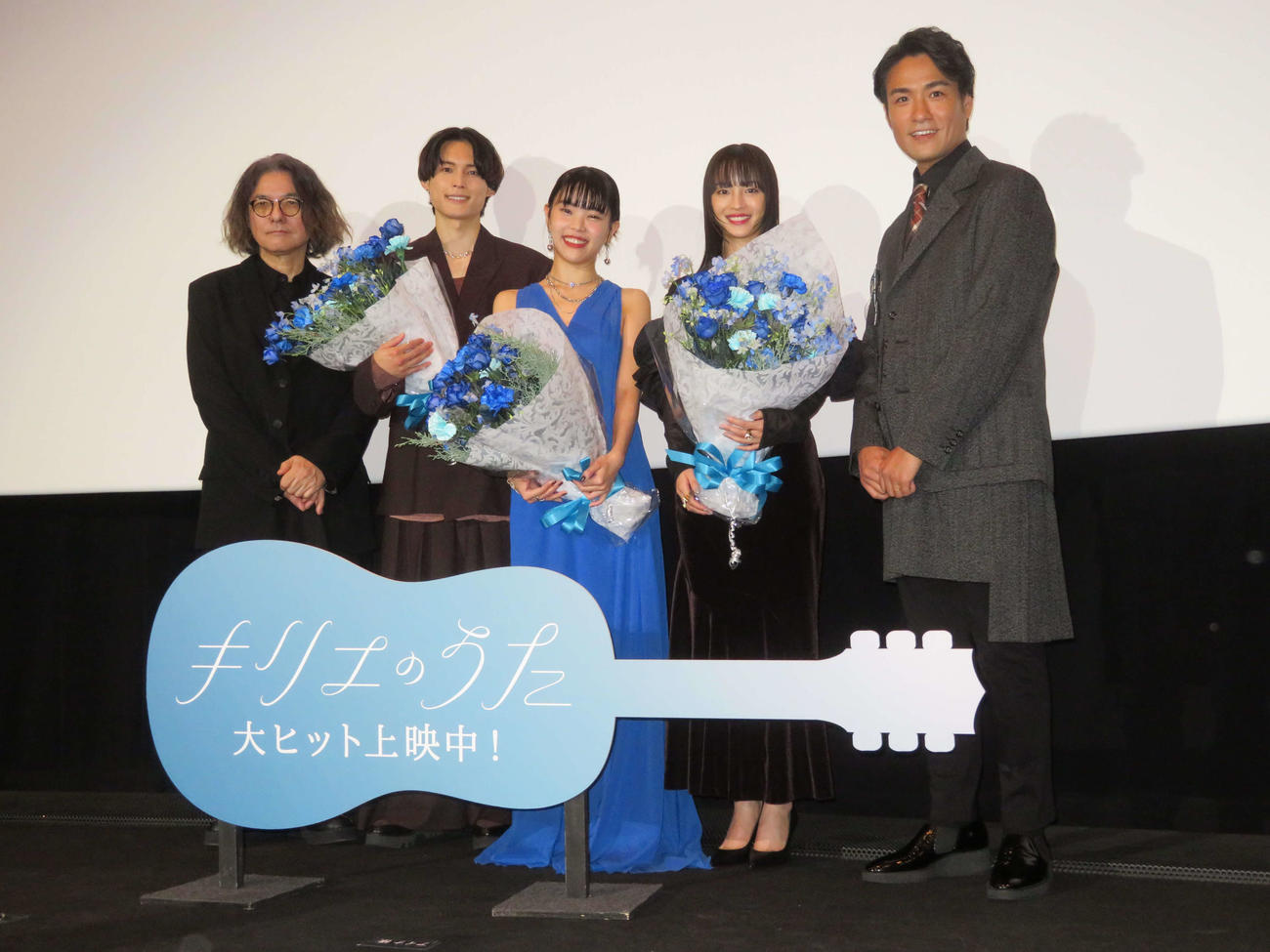 映画「キリエのうた」公開記念舞台あいさつに登壇した、左から岩井俊二監督、SixTONES松村北斗、アイナ・ジ・エンド、広瀬すず、笠原秀幸（撮影・村上幸将）