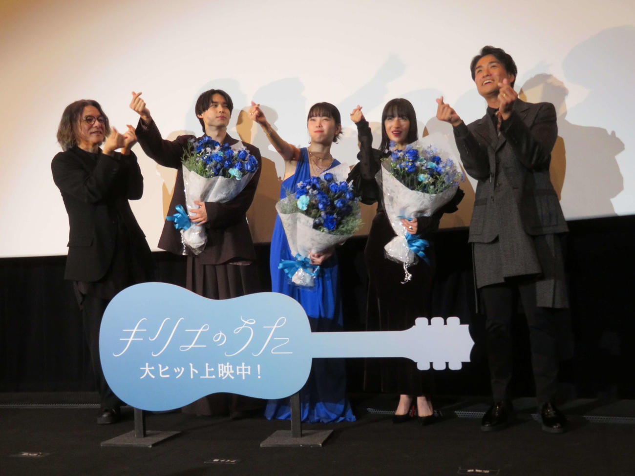 映画「キリエのうた」公開記念舞台あいさつに登壇した、左から岩井俊二監督、SixTONES松村北斗、アイナ・ジ・エンド、広瀬すず、笠原秀幸（撮影・村上幸将）