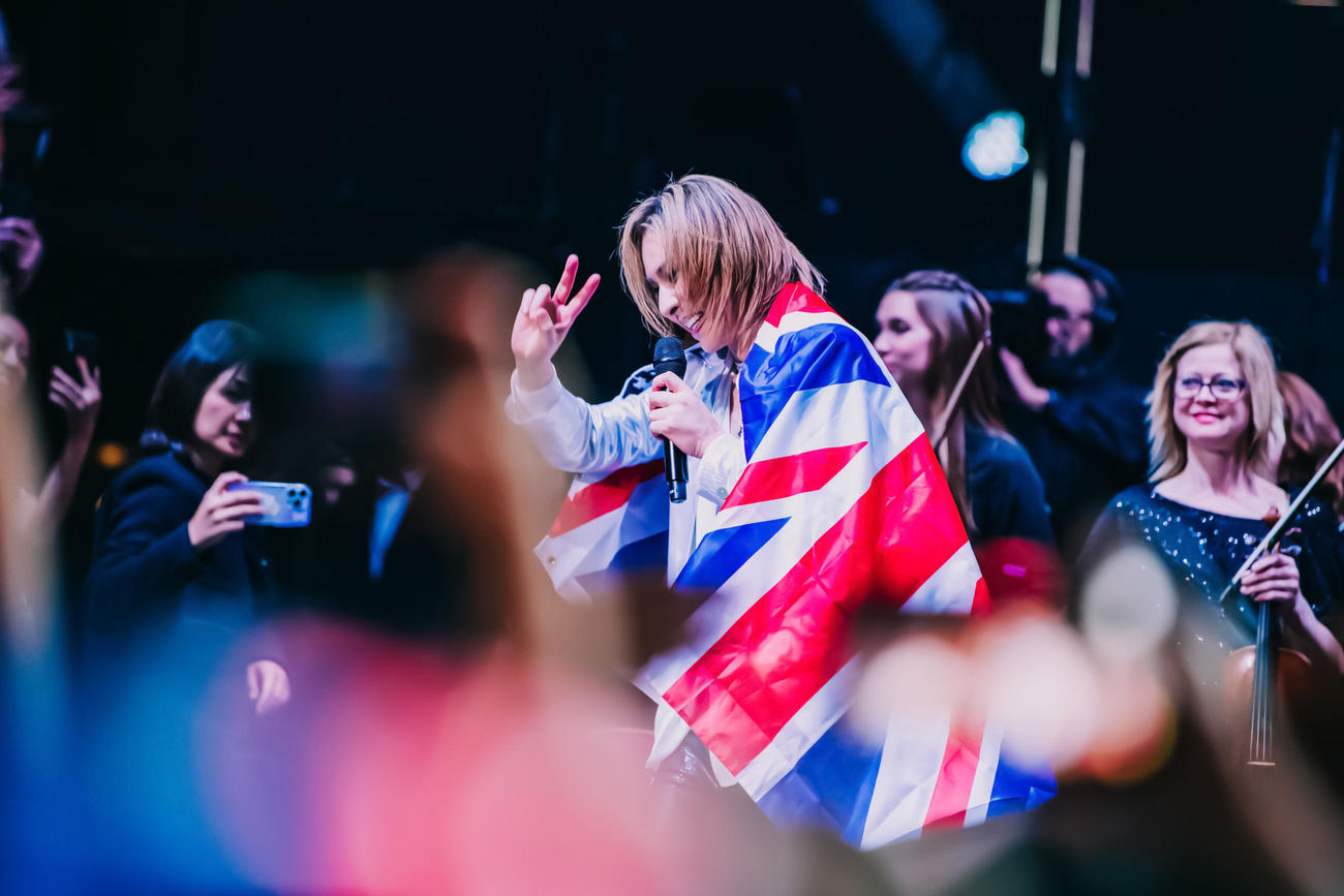 ロイヤルアルバートホールで、クラシックワールドツアーのロンドン公演を開催し、英国旗に身を包んで笑顔のYOSHIKI