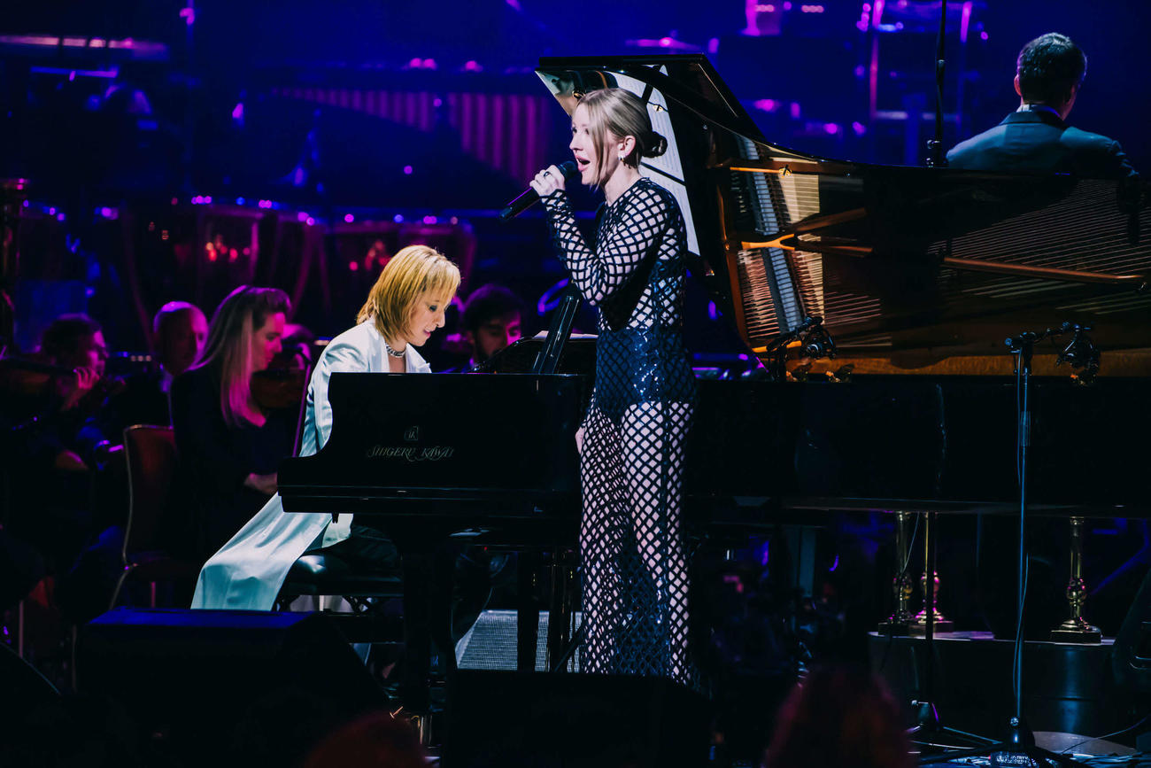 英ロイヤルアルバートホールで、クラシックワールドツアーロンドン公演を開催したYOSHIKI。右は英歌手エリー・ゴールディング